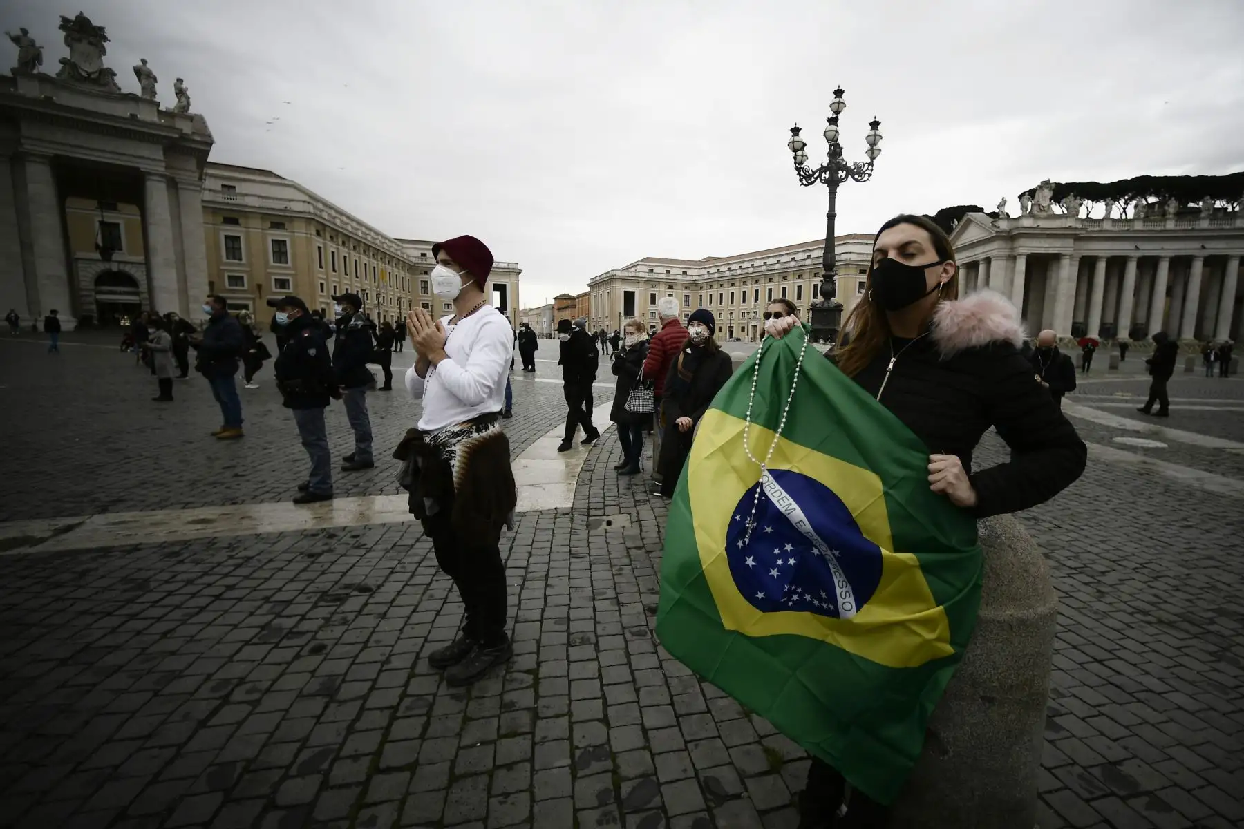 Una mujer sosteniendo la bandera de Brasil asiste a la oración semanal del Ángelus del Papa  en la Plaza de San Pedro en el Vaticano, durante la pandemia de covid-19.
Foto: AFP