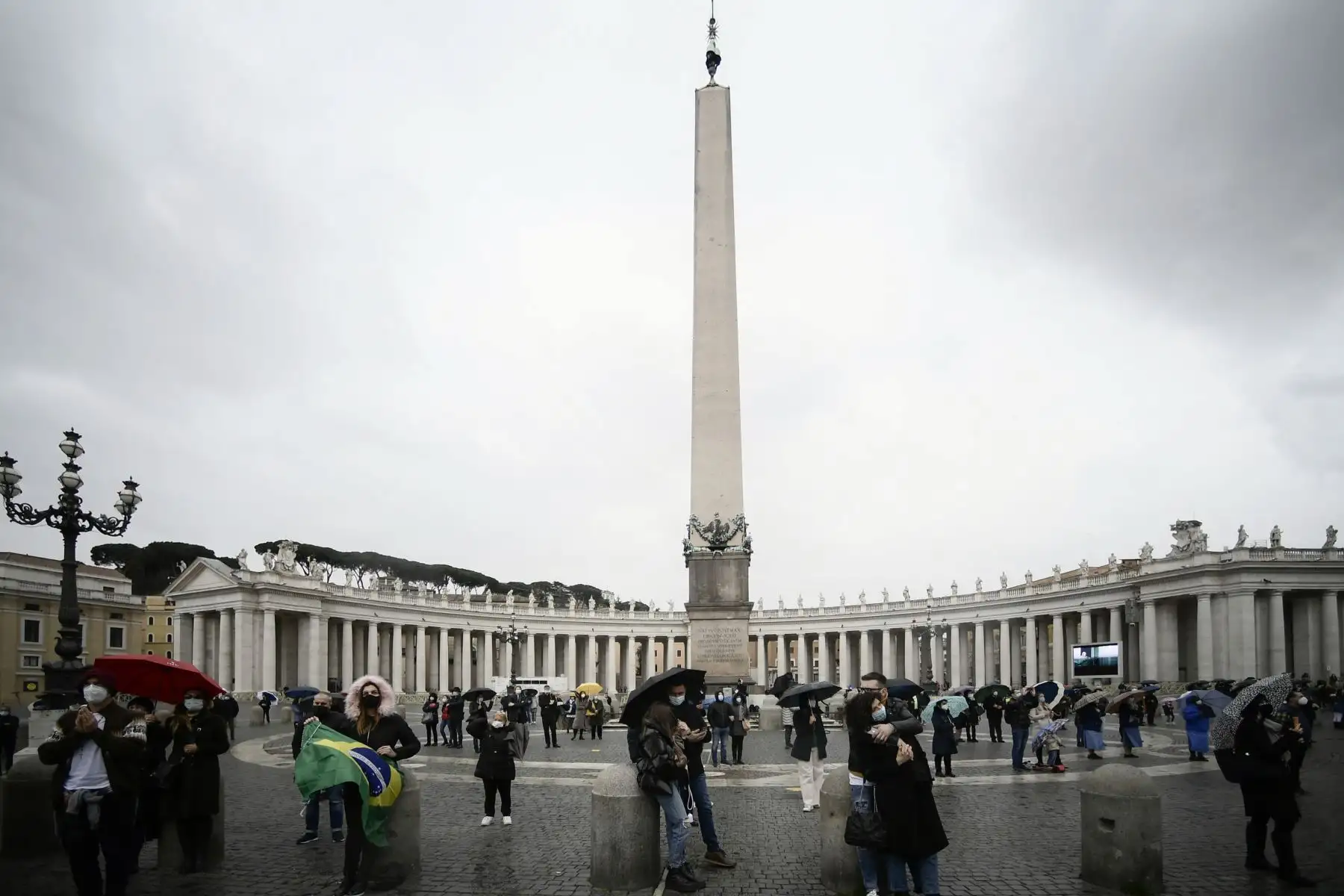 La gente asiste a la oración semanal del Ángelus del Papa el en la Plaza de San Pedro en el Vaticano, durante la pandemia de covid-19.
Foto: AFP