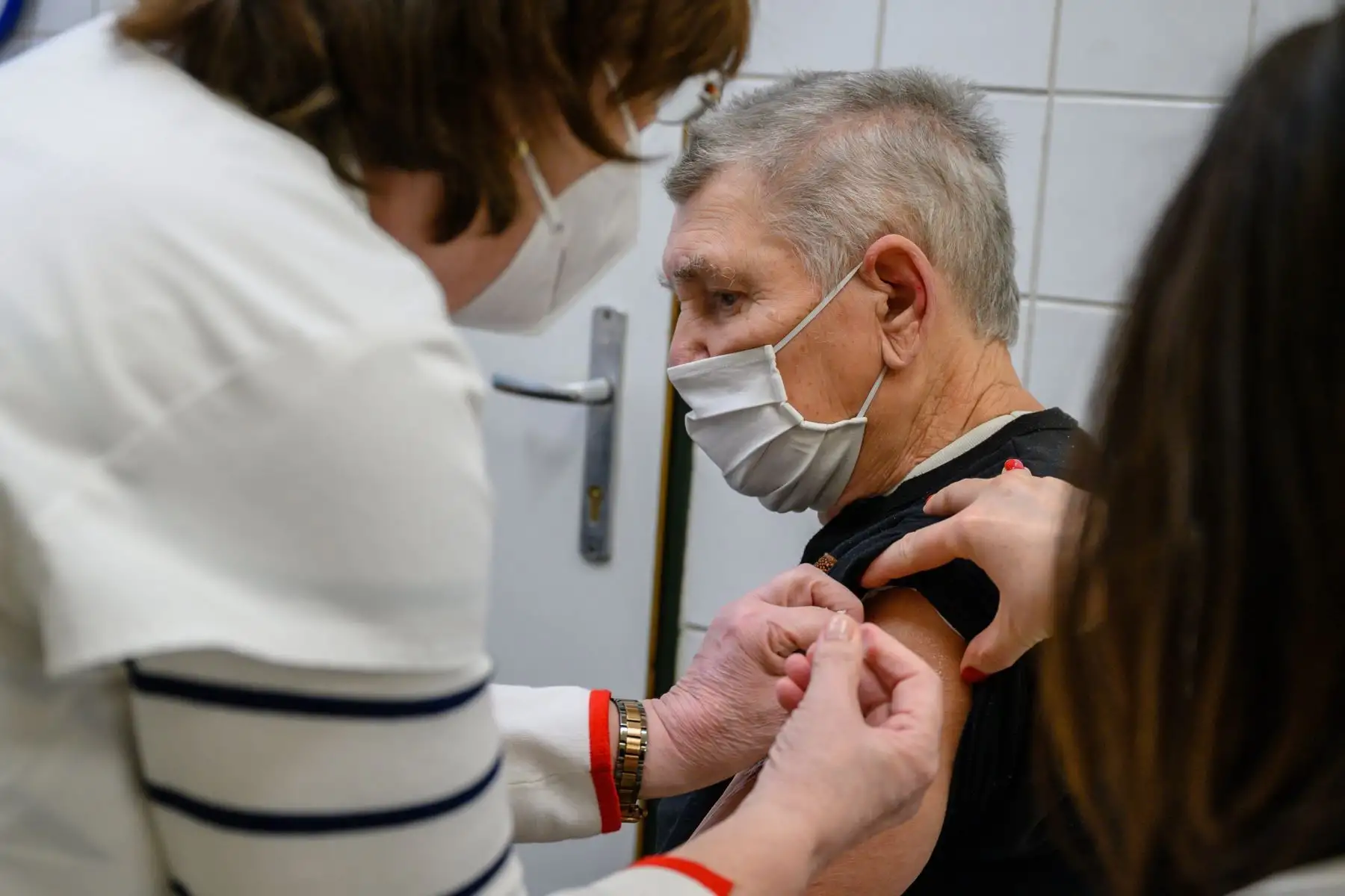 El médico de familia Zsuzsanna Atalai administra la vacuna Pfizer-BioNTech covid-19 a una persona mayor en el Hospital de Capacitación de la Universidad Szent Gyorgy del condado de Fejer en Szekesfehervar, Hungría.
Foto: EFE