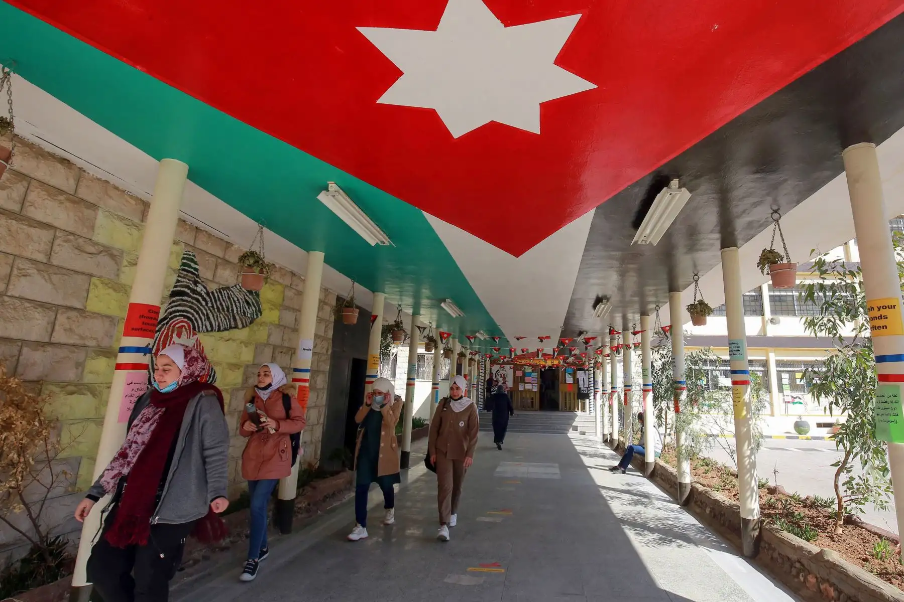 Los alumnos jordanos regresan a la escuela por primera vez en casi un año, en la capital, Ammán, cuando las instituciones educativas reabren gradualmente después de una directiva gubernamental para aliviar las restricciones de covid-19.
Foto: AFP