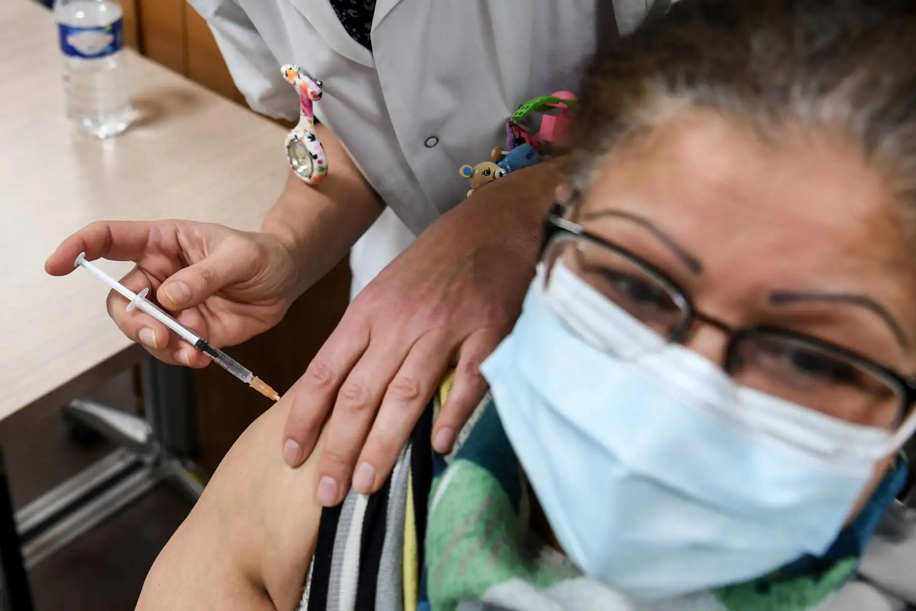 Un trabajador de la salud es vacunado con la vacuna AstraZeneca / Oxford covid-19  en el Hospital Mignot en Le Chesnay, cerca de París.
Foto: AFP