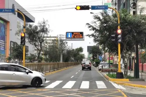 Instalan modernos paneles de mensajería variable para mejorar el tránsito vehicular. Foto: ANDINA/Difusión.