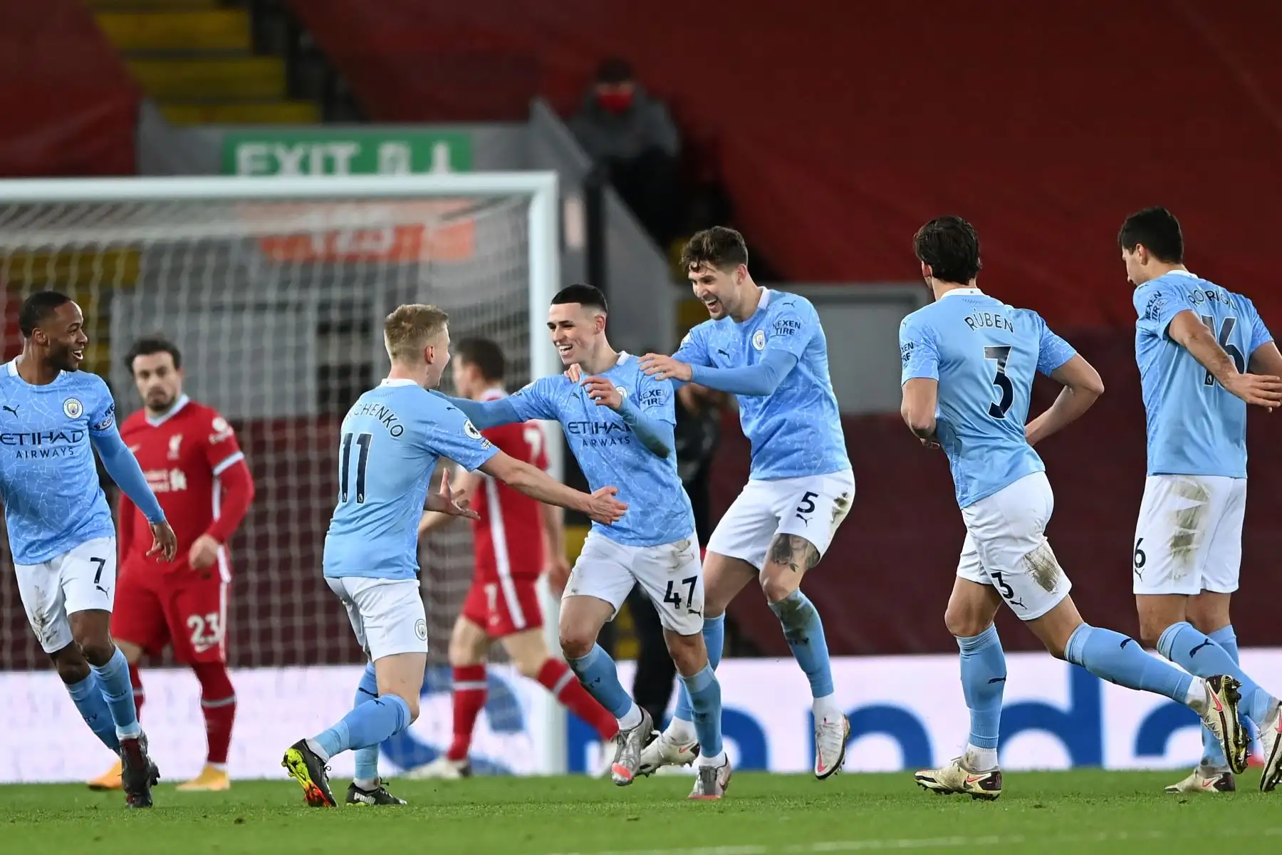 El mediocampista inglés del Manchester City Phil Foden está rodeado de compañeros de equipo después de que anotó su cuarto gol durante el partido de fútbol de la Premier League inglesa entre Liverpool y Manchester City en Anfield en Liverpool.
Foto: AFP