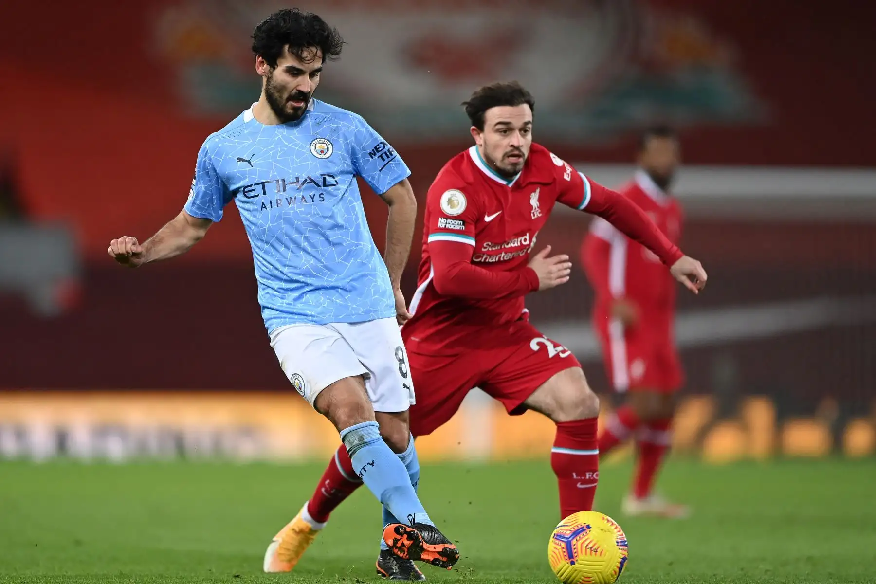 El mediocampista alemán del Manchester City, Ilkay Gundogan, pasa el balón frente al mediocampista suizo del Liverpool, Xherdan Shaqiri (atrás) durante el partido de fútbol de la Premier League inglesa entre Liverpool y Manchester City en Anfield en Liverpool.
Foto: AFP