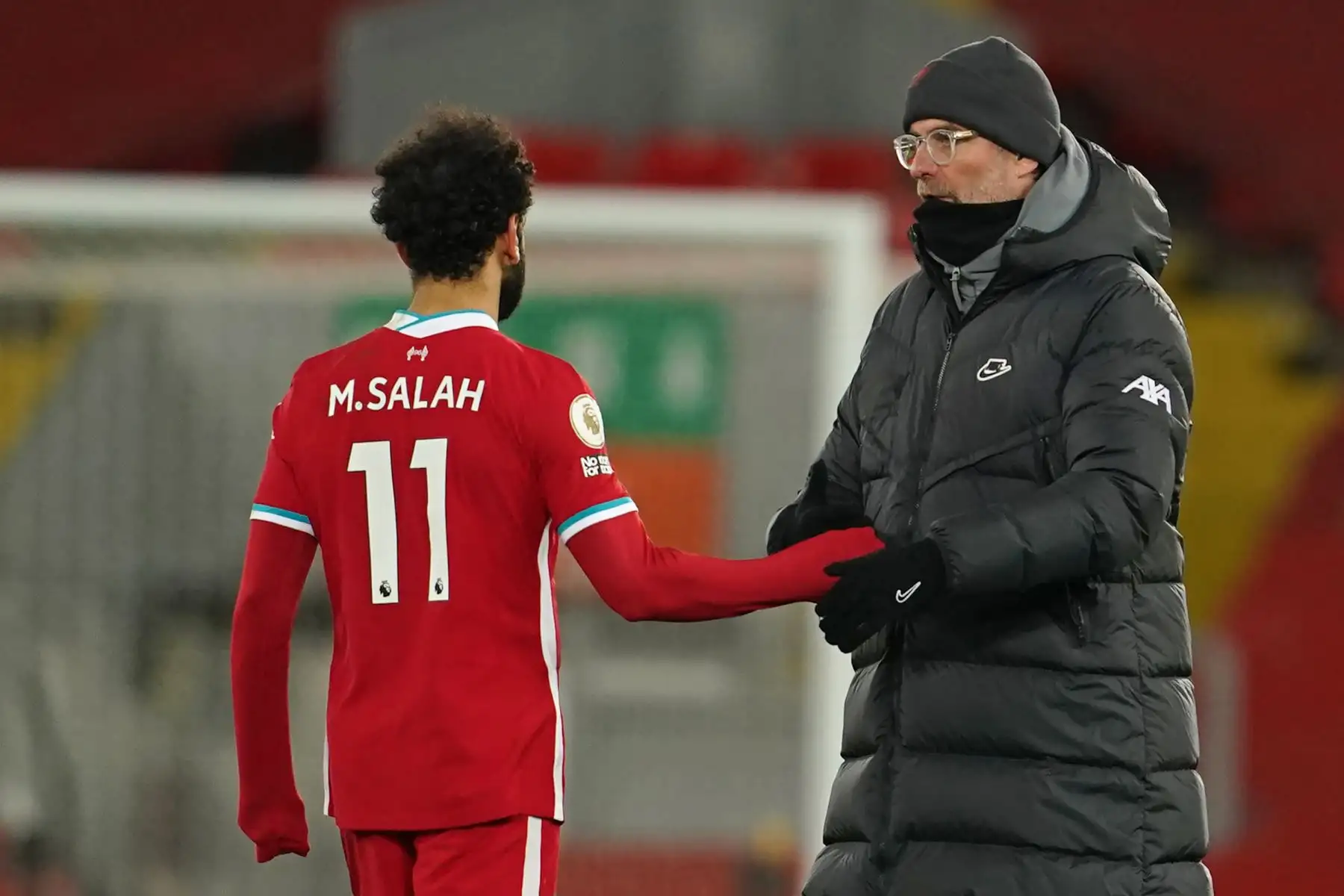 El técnico alemán del Liverpool, Jurgen Klopp, consuela al mediocampista egipcio del Liverpool, Mohamed Salah , Luego del partido de la Premier League inglesa entre Liverpool y Manchester City en Anfield en Liverpool.
Foto: AFP