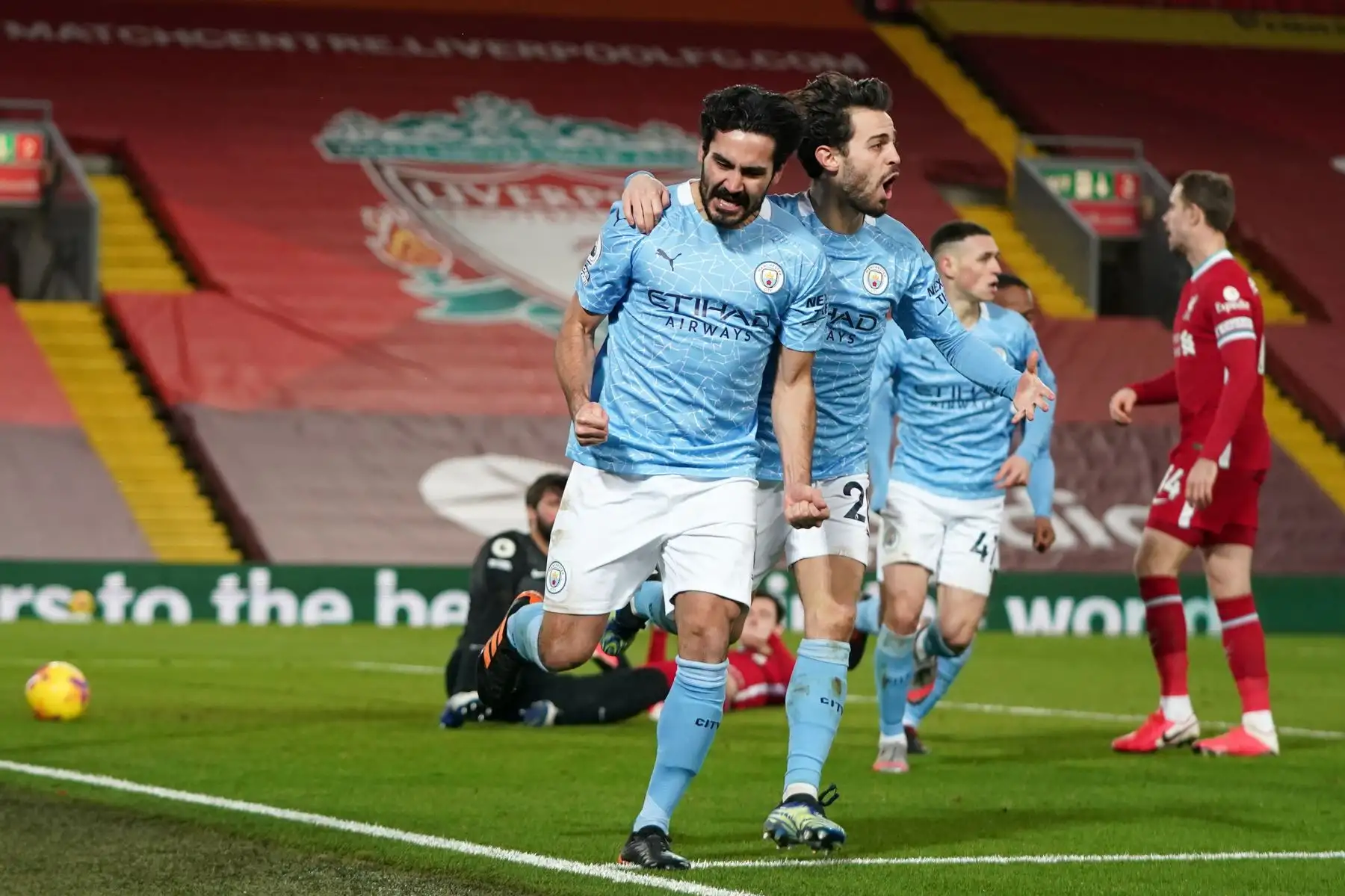 El mediocampista alemán del Manchester City, Ilkay Gundogan, Celebra con el mediocampista portugués del Manchester City, Bernardo Silva, luego de marcar el gol de apertura del partido de fútbol de la Premier League inglesa entre Liverpool y Manchester City en Anfield en Liverpool.
Foto: AFP