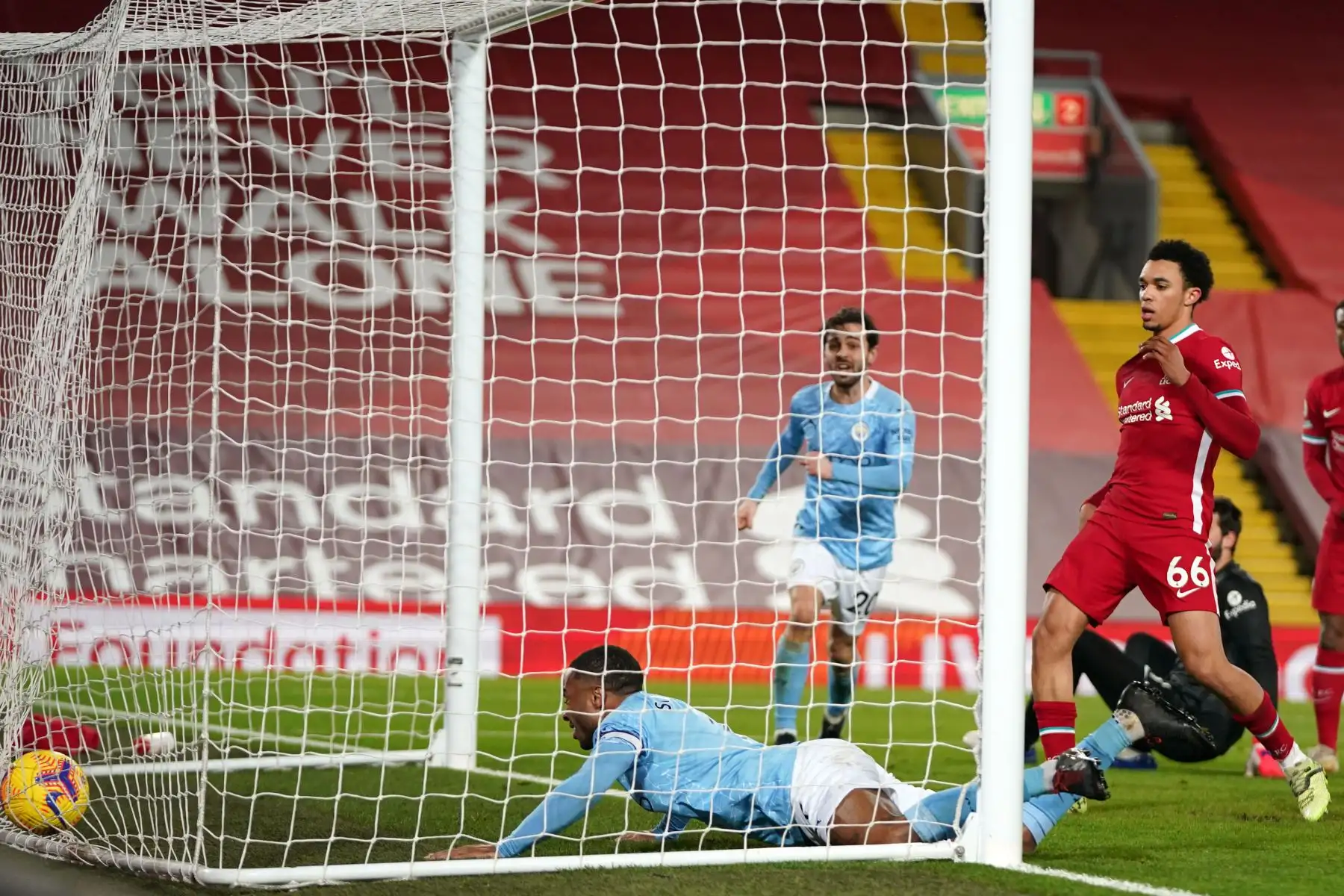 El centrocampista inglés del Manchester City, Raheem Sterling, cabecea el balón a la red desde corta distancia para su tercer gol durante el partido de fútbol de la Premier League inglesa entre Liverpool y Manchester City en Anfield en Liverpool.
Foto: AFP