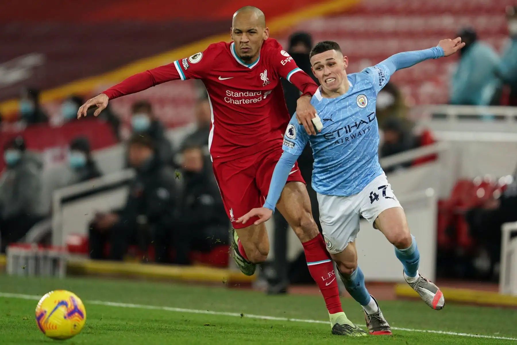 El mediocampista brasileño del Liverpool Fabinho compite con el mediocampista inglés del Manchester City Phil Foden durante el partido de fútbol de la Premier League inglesa entre Liverpool y Manchester City en Anfield en Liverpool.
Foto: AFP
