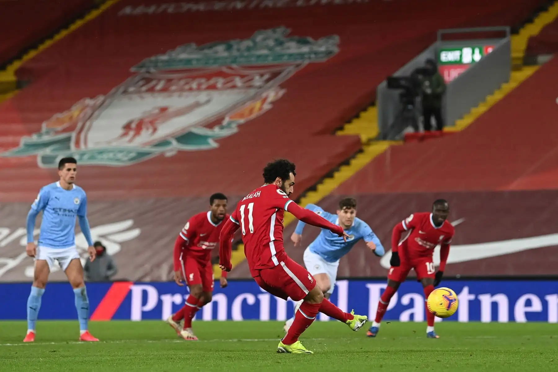 El centrocampista egipcio del Liverpool Mohamed Salah dispara desde el punto de penalti para marcar el primer gol de su equipo durante el partido de fútbol de la Premier League inglesa entre Liverpool y Manchester City en Anfield en Liverpool.
Foto: AFP