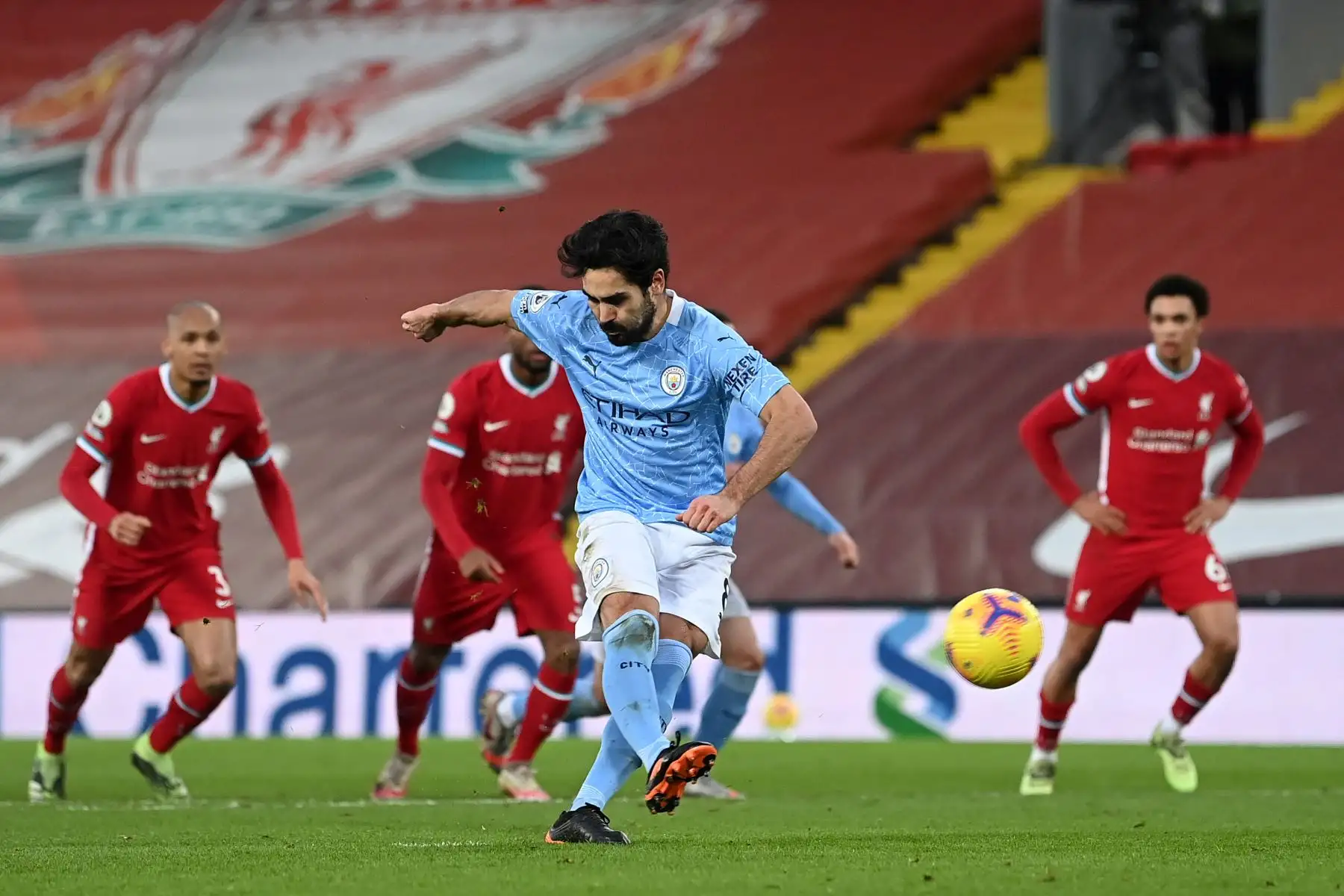 El centrocampista alemán del Manchester City, Ilkay Gundogan, lanza un penalti pero dispara por encima de la portería durante el partido de fútbol de la Premier League inglesa entre Liverpool y Manchester City en Anfield en Liverpool.
Foto: AFP