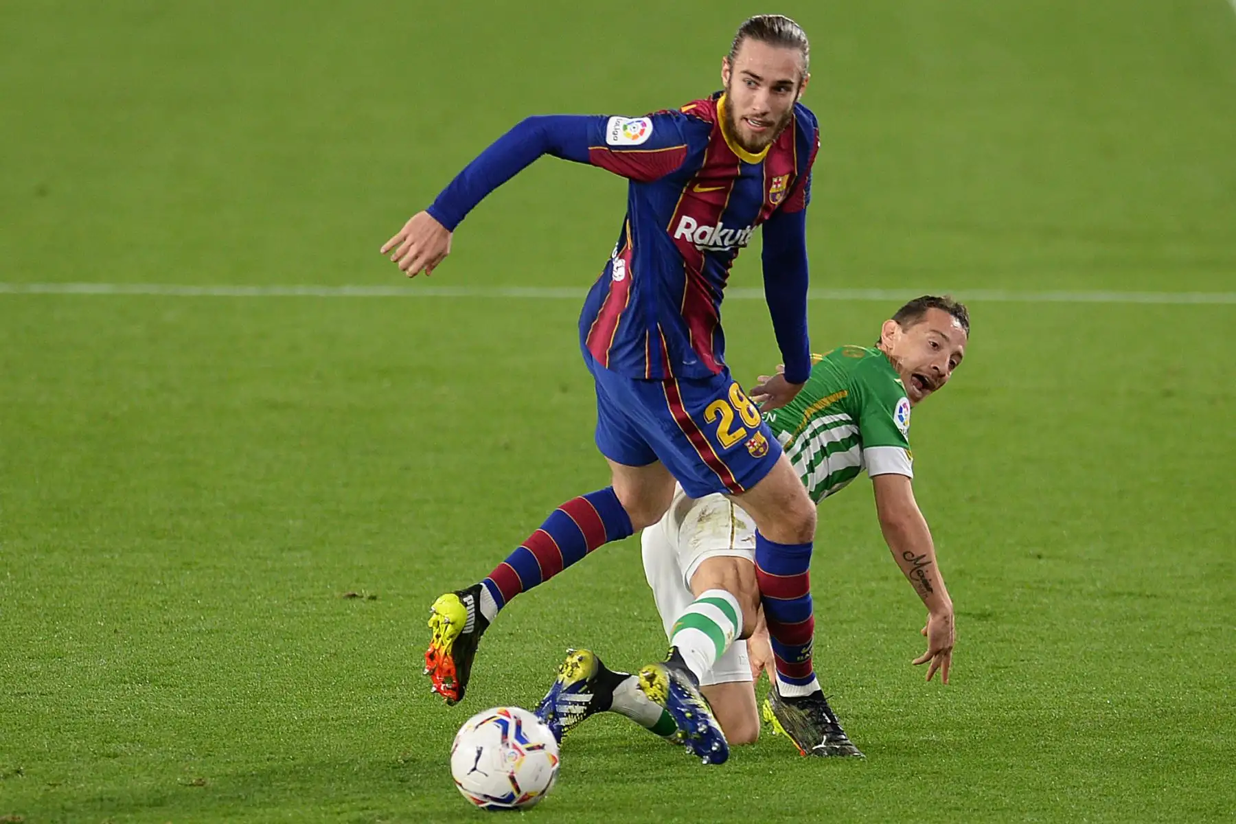El defensor español del Barcelona Oscar Mingueza (L) desafía al mediocampista mexicano del Real Betis Andrés Guardado durante el partido de fútbol de la liga española entre el Real Betis y el FC Barcelona.
Foto: AFP