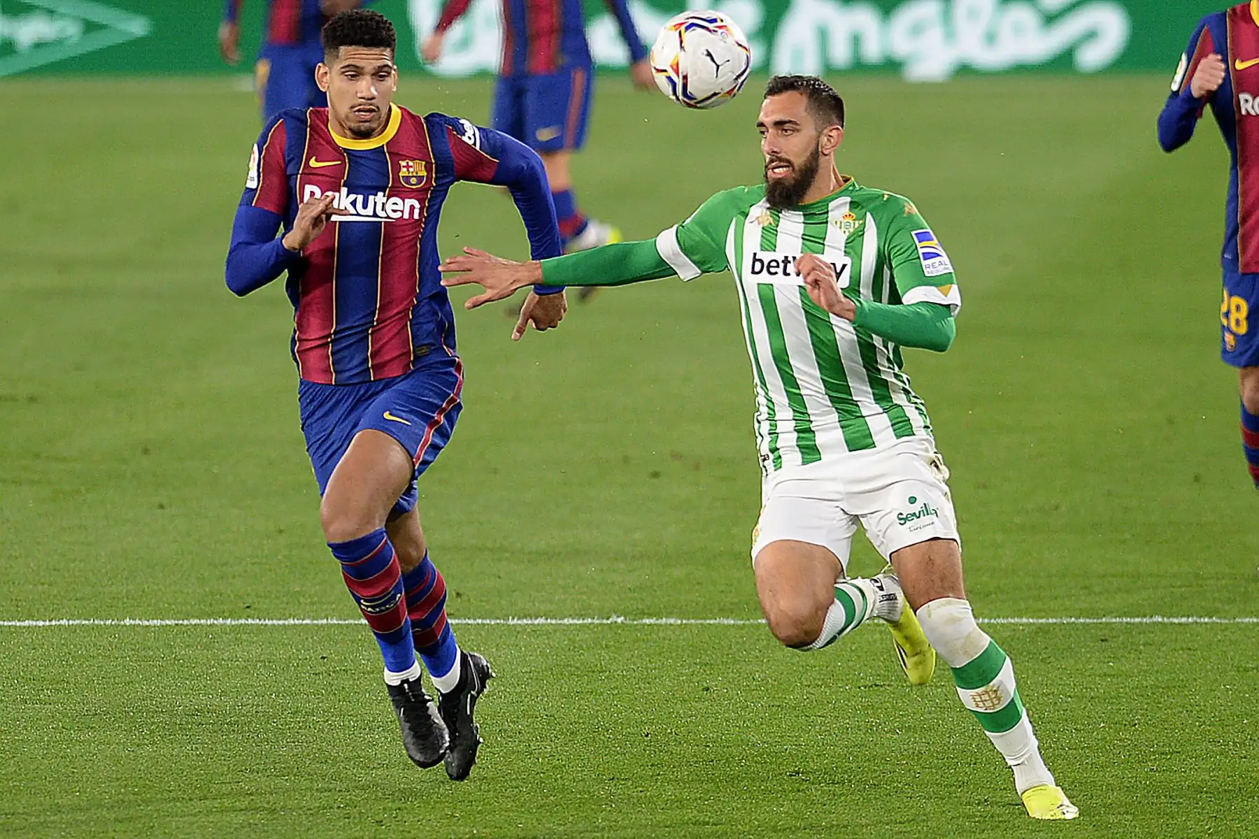 El defensa uruguayo del Barcelona Ronald Araujo desafía al delantero español del Real Betis, Borja Iglesias, durante el partido de fútbol de la liga española entre el Real Betis y el FC Barcelona.
Foto: AFP