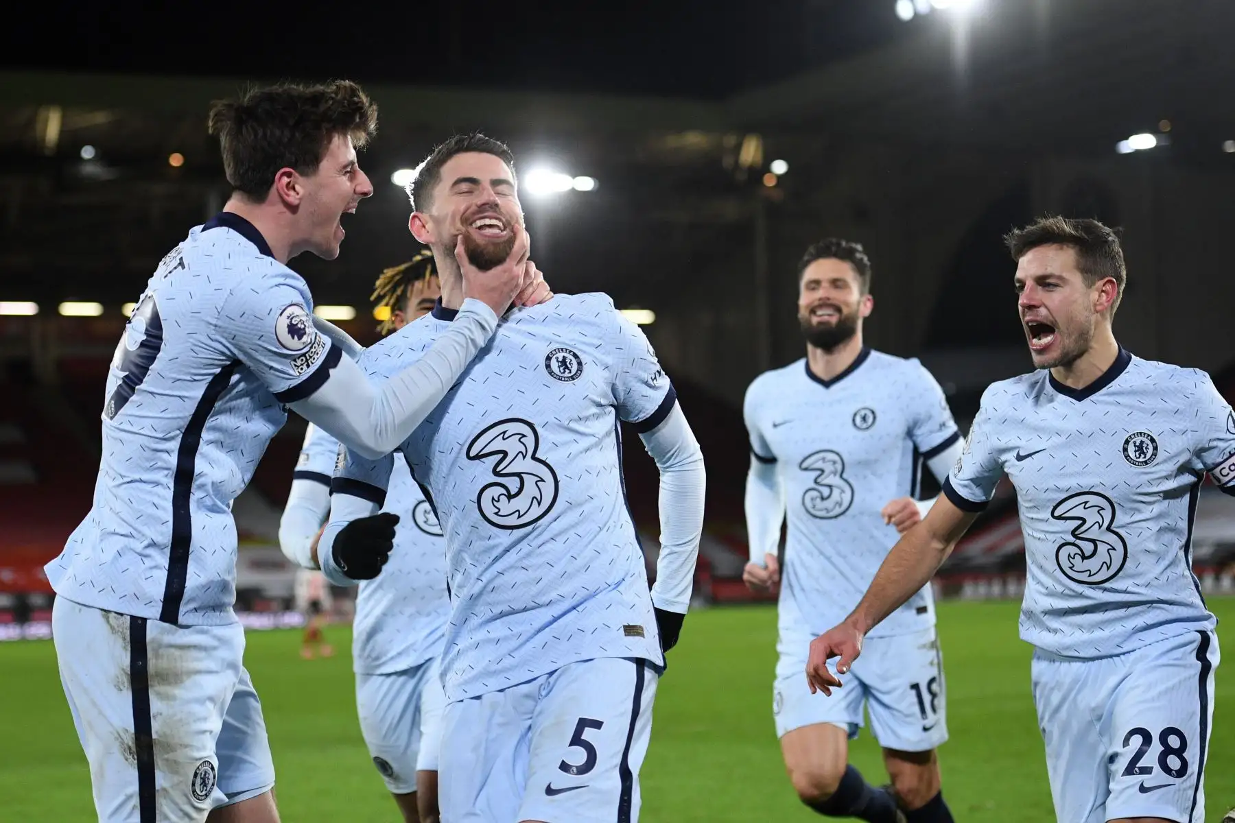 El mediocampista italiano del Chelsea, Jorginho (2o a la izquierda), celebra anotar el segundo gol de su equipo con el centrocampista inglés Mason Mount del Chelsea durante el partido de fútbol de la Premier League inglesa entre Sheffield United y Chelsea. Foto: AFP