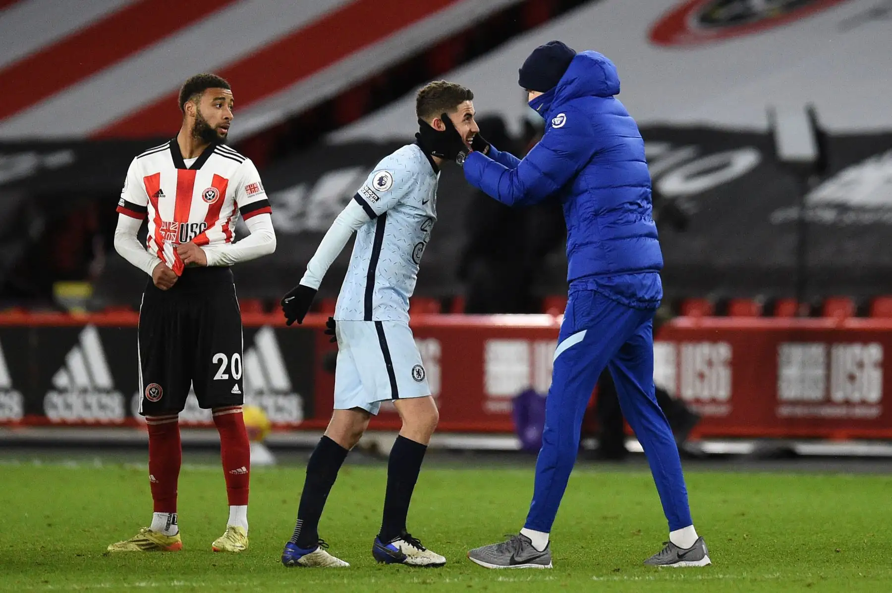 El entrenador alemán del Chelsea Thomas Tuchel, abraza al mediocampista italiano del Chelsea Jorginho al final del partido durante el partido de fútbol de la Premier League inglesa entre Sheffield United y Chelsea.
Foto: AFP
