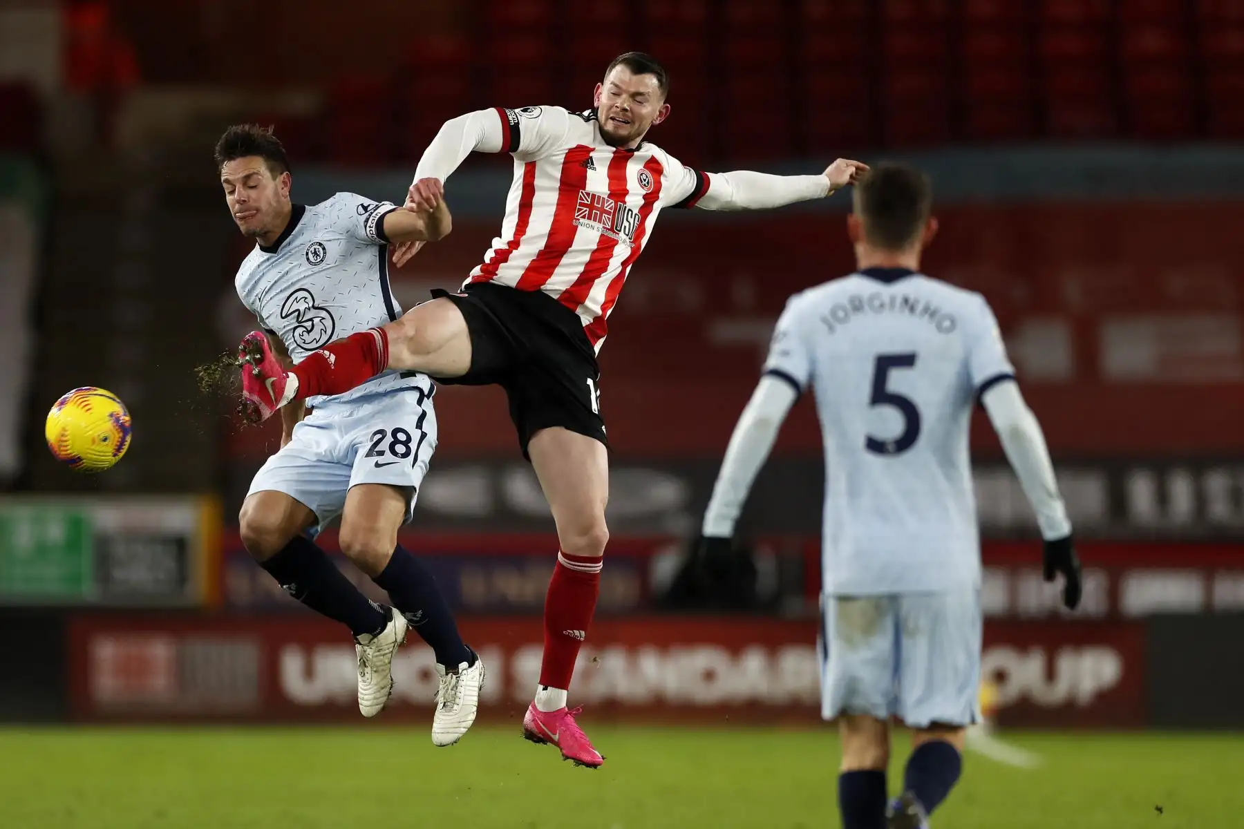 El delantero escocés del Sheffield United, Oliver Burke, compite por el balón contra el defensor español del Chelsea, César Azpilicueta, durante el partido de fútbol de la Premier League inglesa entre Sheffield United y Chelsea. 
Foto: AFP