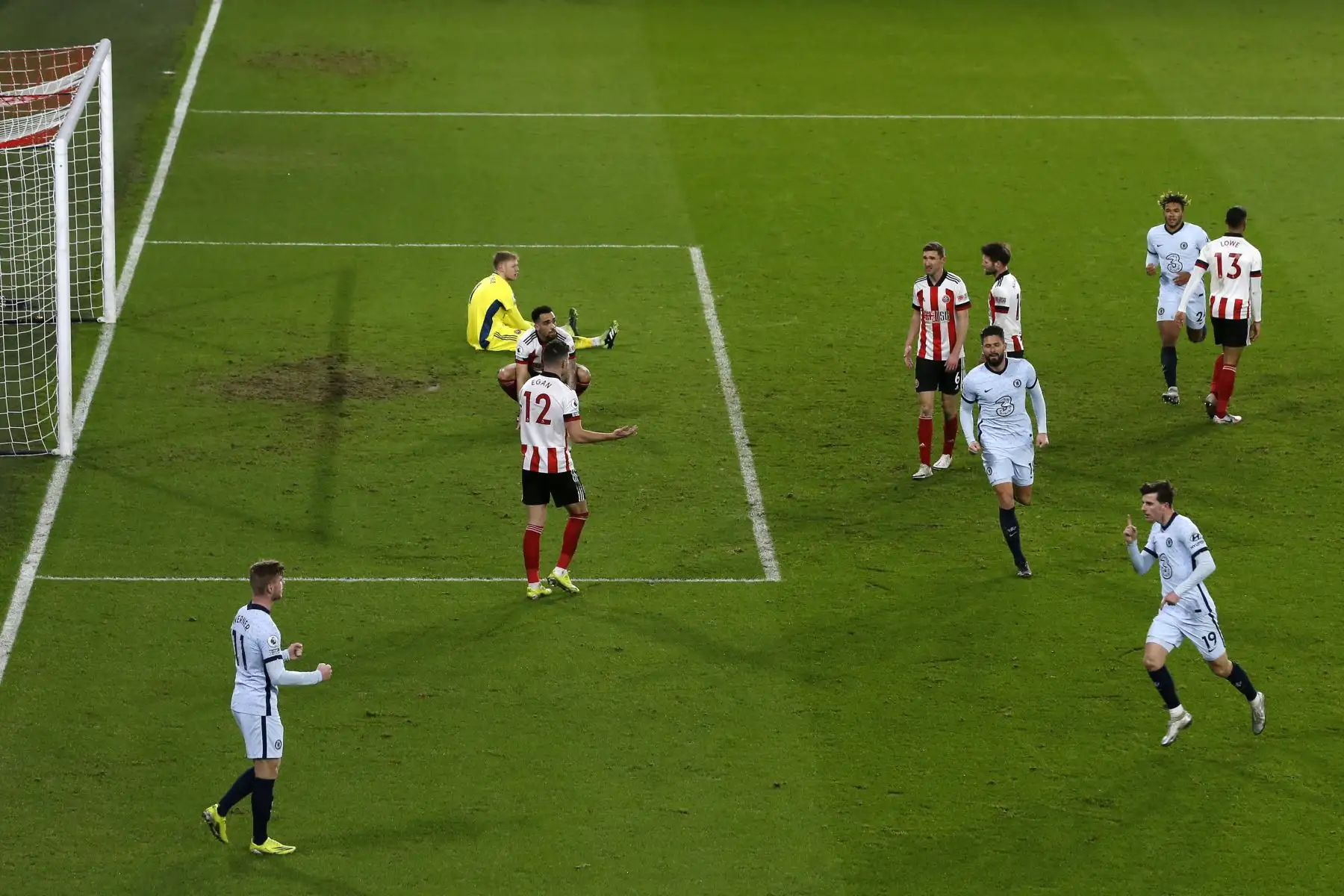El centrocampista inglés del Chelsea, Mason Mount (abajo a la derecha), celebra el gol de apertura durante el partido de fútbol de la Premier League inglesa entre Sheffield United y Chelsea.
Foto: AFP