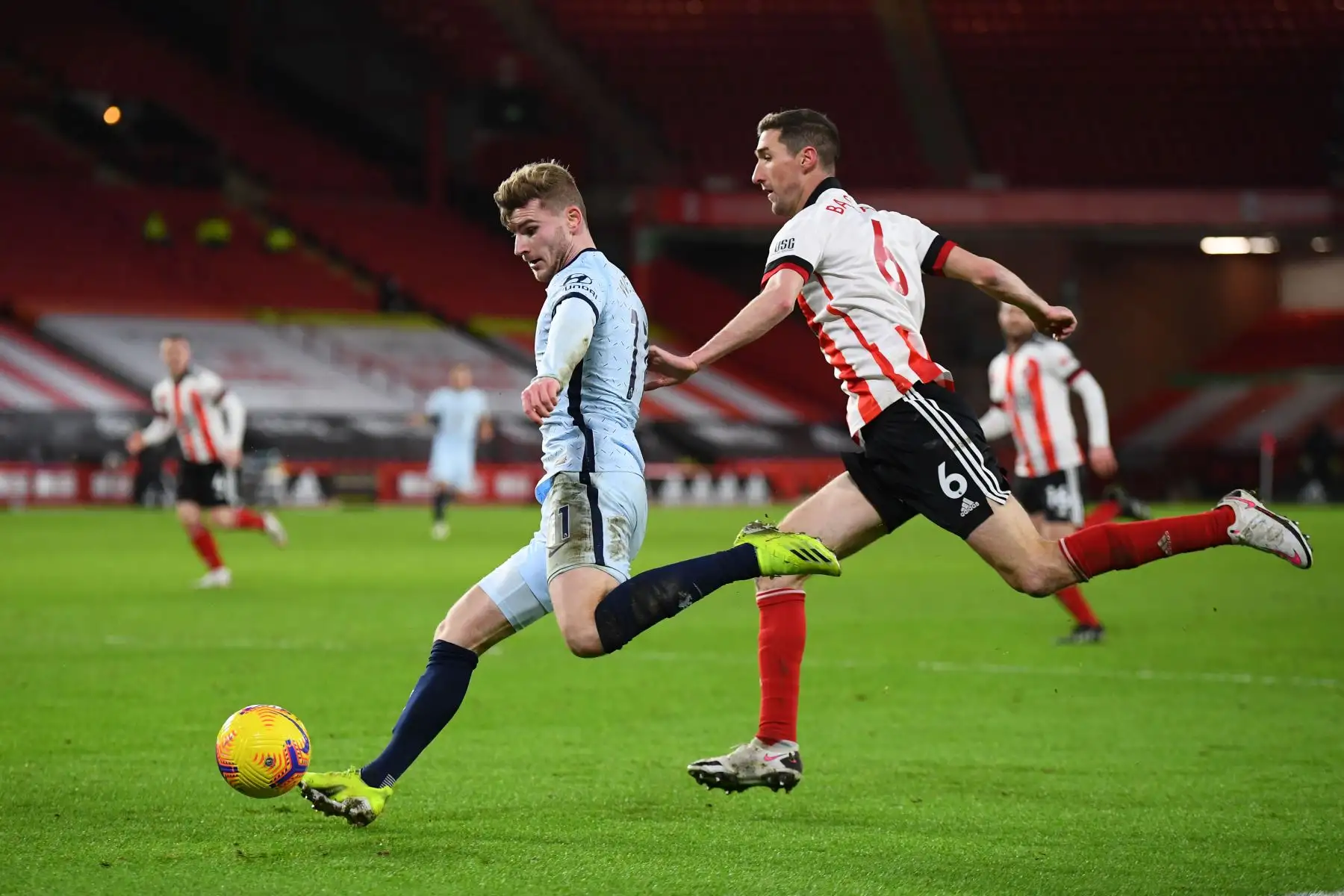 El delantero alemán del Chelsea, Timo Werner, cruza el balón frente al defensor inglés del Sheffield United, Chris Basham, durante el partido de fútbol de la Premier League inglesa entre Sheffield United y Chelsea.
Foto: AFP