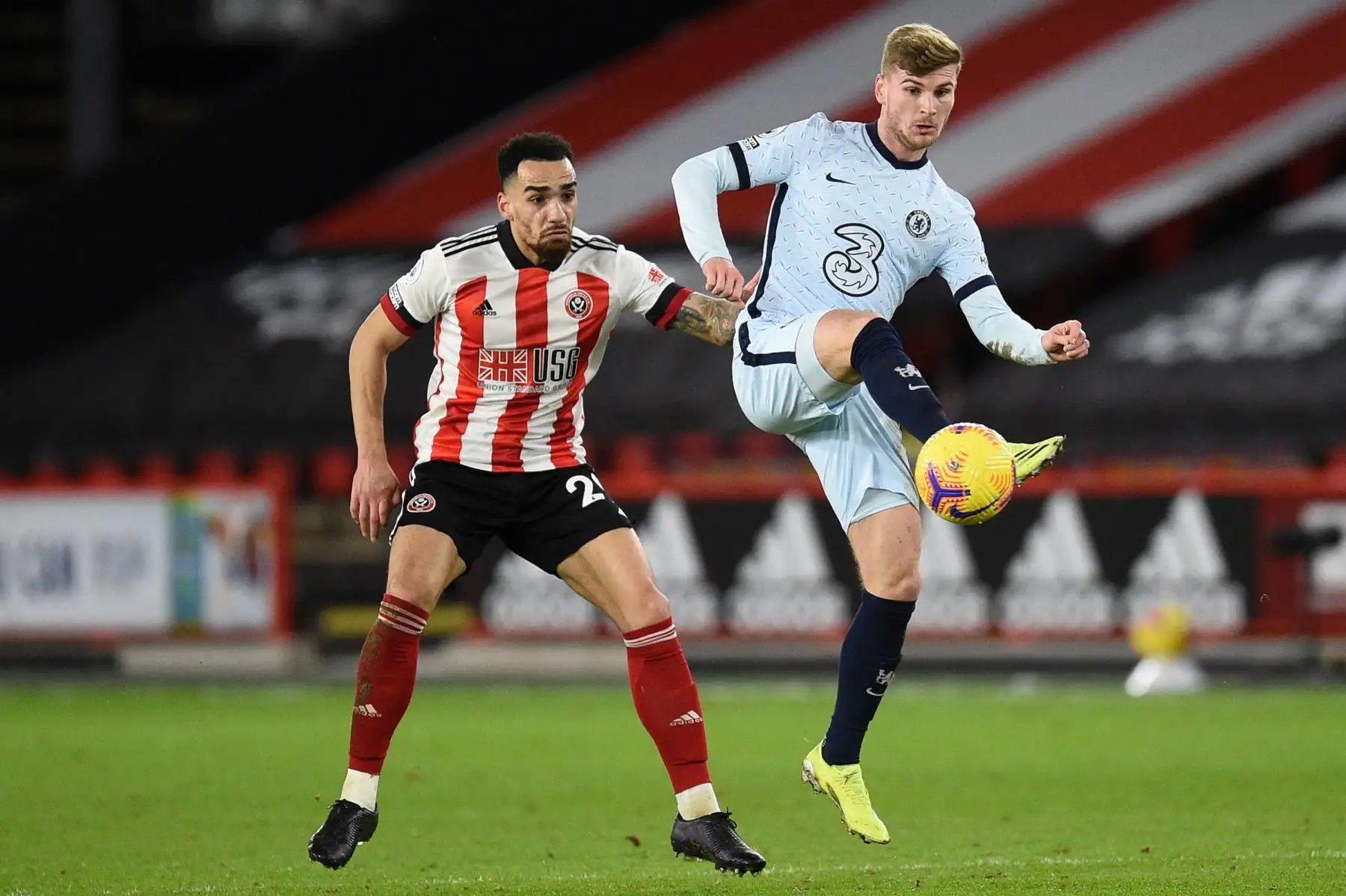 El delantero alemán del Chelsea Timo Werner, compite con el mediocampista inglés del Sheffield United Kean Bryan, durante el partido de fútbol de la Premier League inglesa entre Sheffield United y Chelsea. 
Foto: AFP