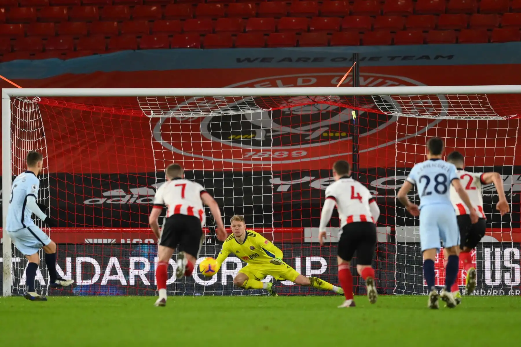 El centrocampista italiano del Chelsea Jorginho, dispara desde el punto de penalti para anotar el segundo gol de su equipo más allá del portero inglés del Sheffield United Aaron Ramsdale, durante el partido de fútbol de la Premier League inglesa entre Sheffield United y Chelsea.
Foto: AFP