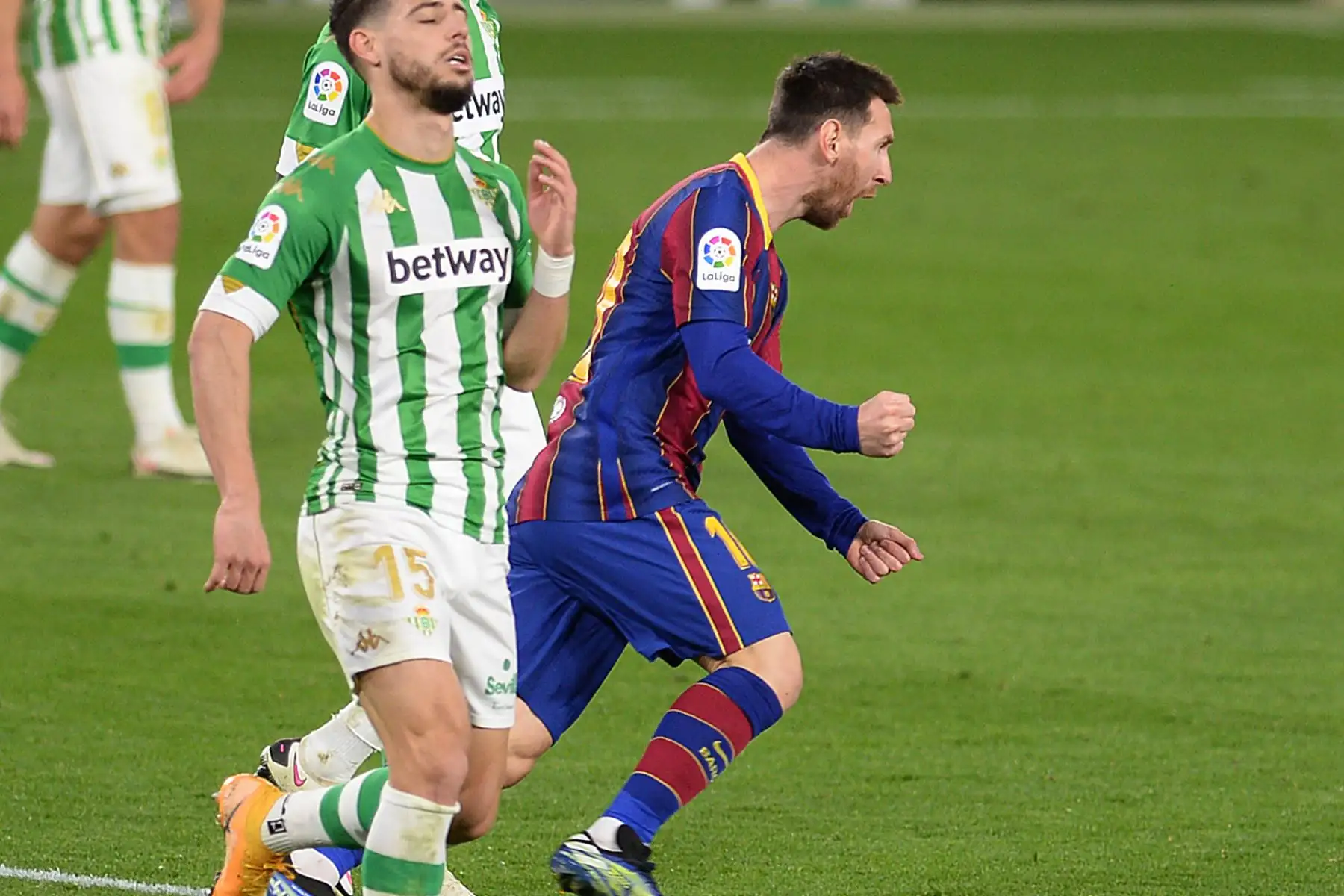 El delantero argentino del Barcelona, ​​Lionel Messi, celebra con sus compañeros de equipo tras marcar un gol durante el partido de fútbol de la liga española entre el Real Betis y el FC Barcelona en el estadio Benito Villamarín de Sevilla. Foto: AFP