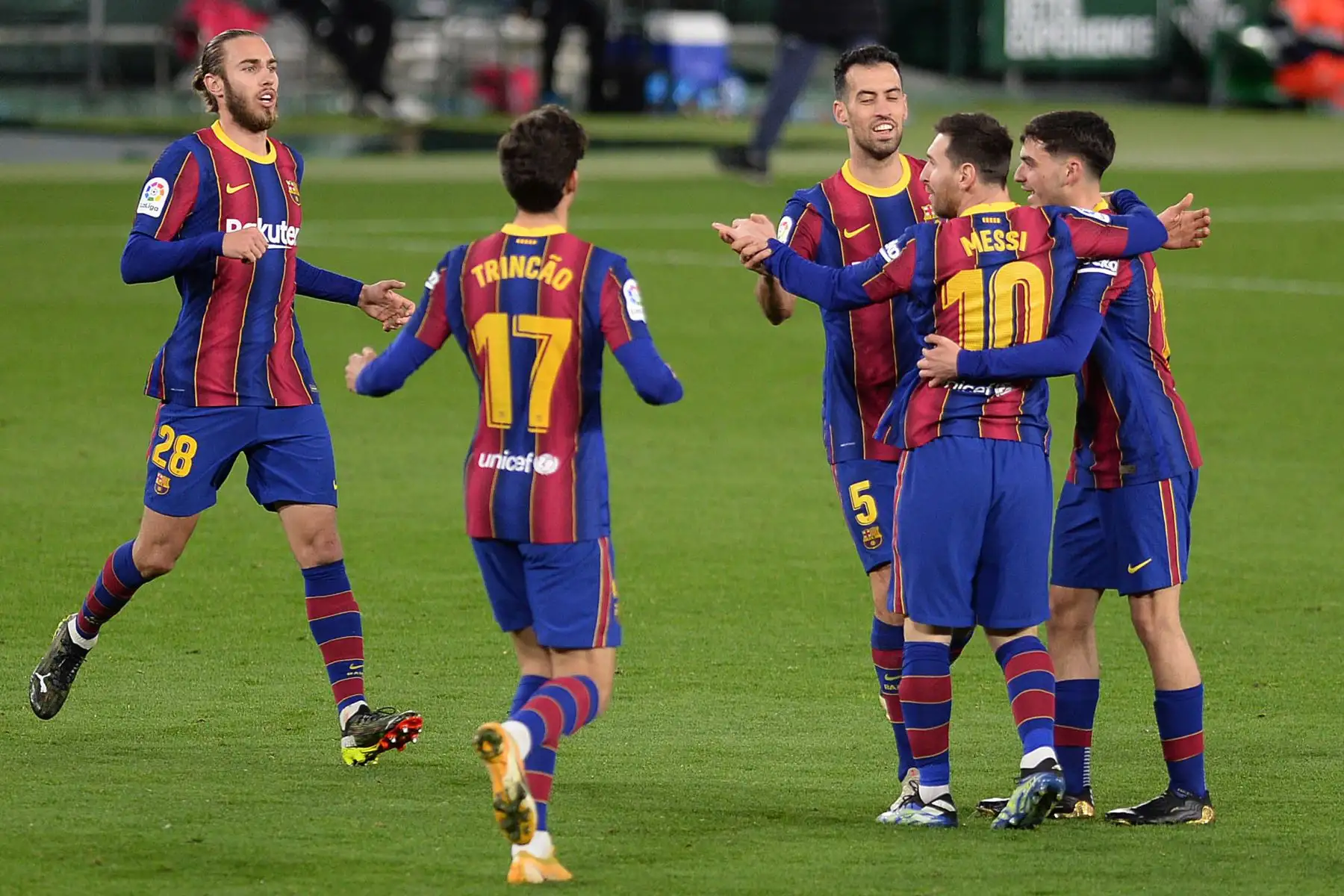 El delantero argentino del Barcelona, ​​Lionel Messi, celebra con sus compañeros de equipo tras marcar un gol durante el partido de fútbol de la liga española entre el Real Betis y el FC Barcelona en el estadio Benito Villamarín de Sevilla. Foto: AFP