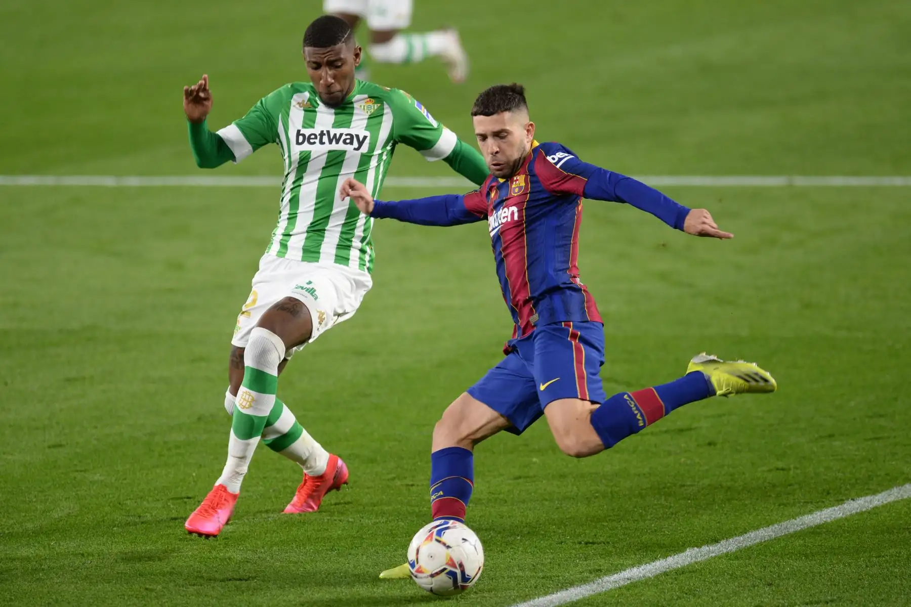El defensor brasileño del Real Betis, Emerson Royal, desafía al defensor español del Barcelona Jordi Alba, durante el partido de fútbol de la liga española entre el Real Betis y el FC Barcelona en el estadio Benito Villamarín de Sevilla. Foto: AFP