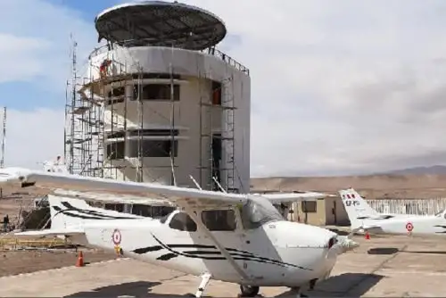 En el cuarto piso de la torre de control se ubicará la cúpula o cabina para los controladores aéreos. Desde ese punto se observará la pista de aterrizaje y despegue de los aviones. En el tercer nivel se colocarán los sistemas de comunicación y navegación.
