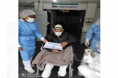 Don Juancito, como lo llamaba con cariño el personal de salud, en dos semanas pasó de estado crítico a una mejora sorprendente, superando toda expectativa médica, comentó.