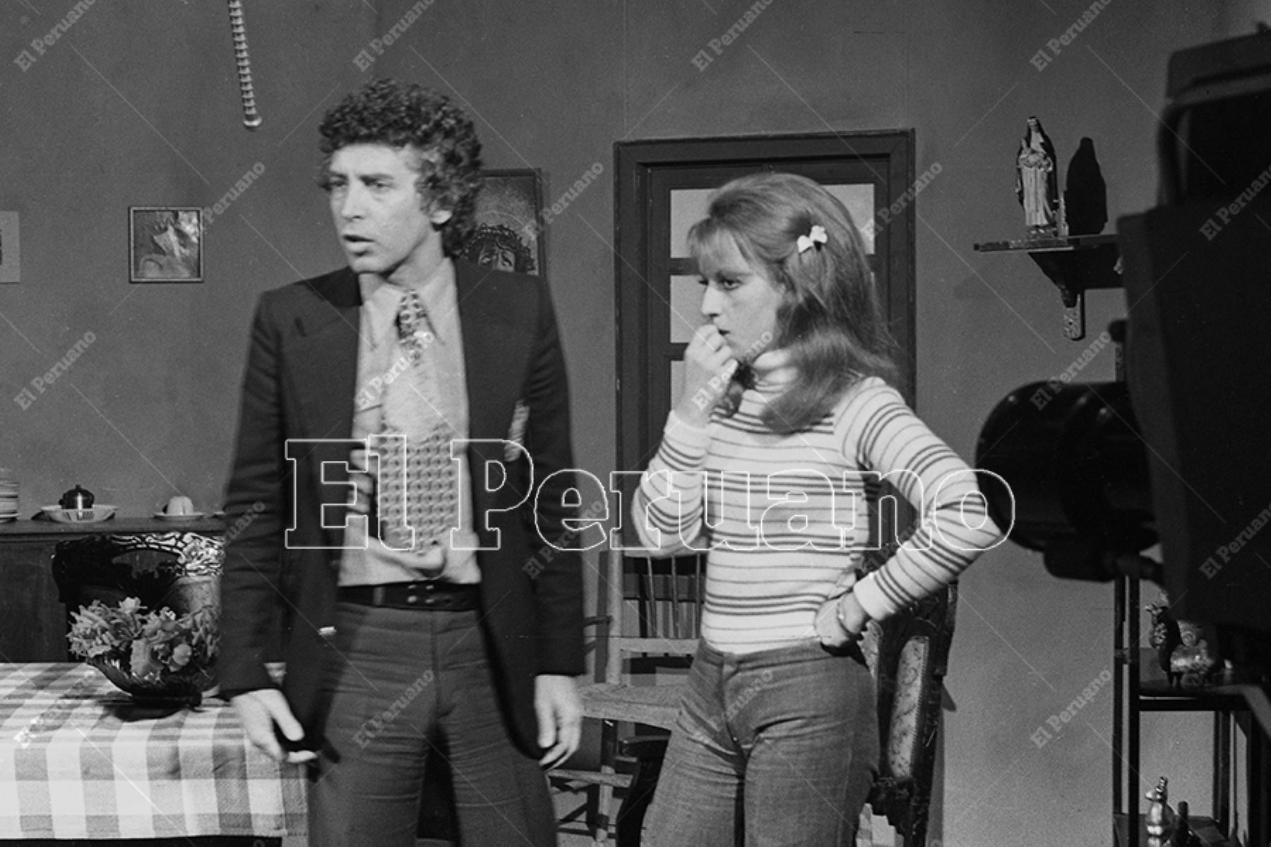 Lima - 10 octubre 1974 / Osvaldo Cattone y Regina Alcóver en la grabación de la telenovela Gorrión.  Foto: Archivo Histórico de El Peruano / René Pinedo