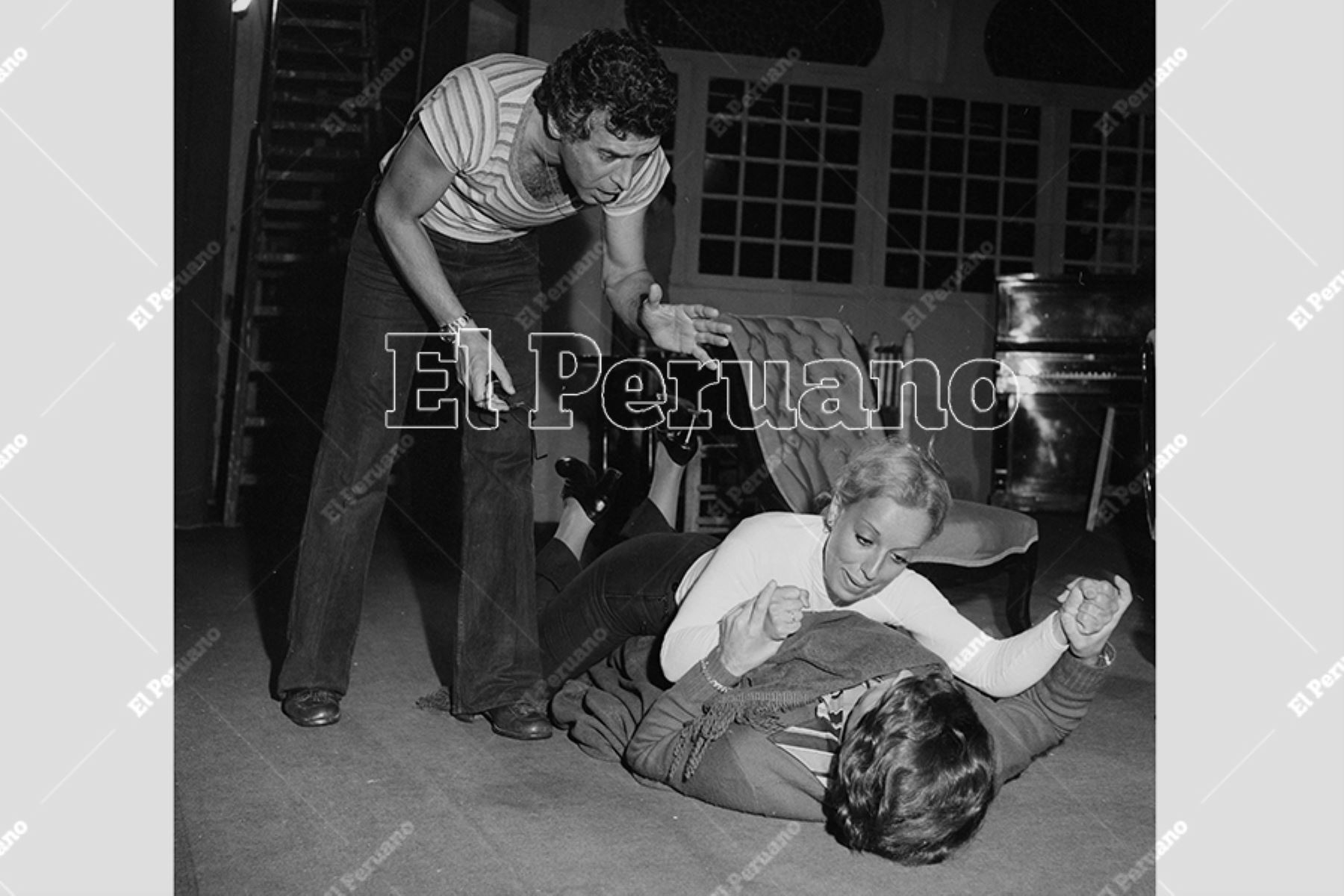 Lima - 16 noviembre 1977 / Osvaldo Cattone dirigiendo los ensayos de una obra de teatro. Foto: Archivo Histórico de El Peruano / Leoncio Mariscal