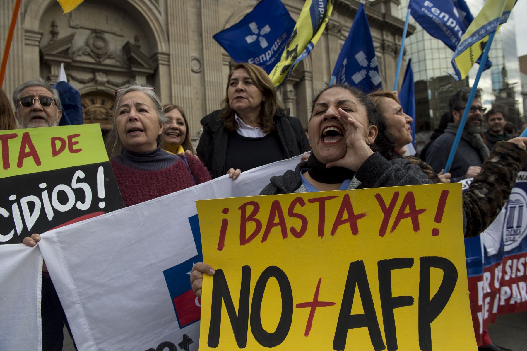 Esta fotografía de archivo tomada en Santiago, Chile el 30 de mayo del 2019, muestra a un grupo de manifestantes contrarios a las políticas de pensiones encabezadas por las AFP. Foto: AFP