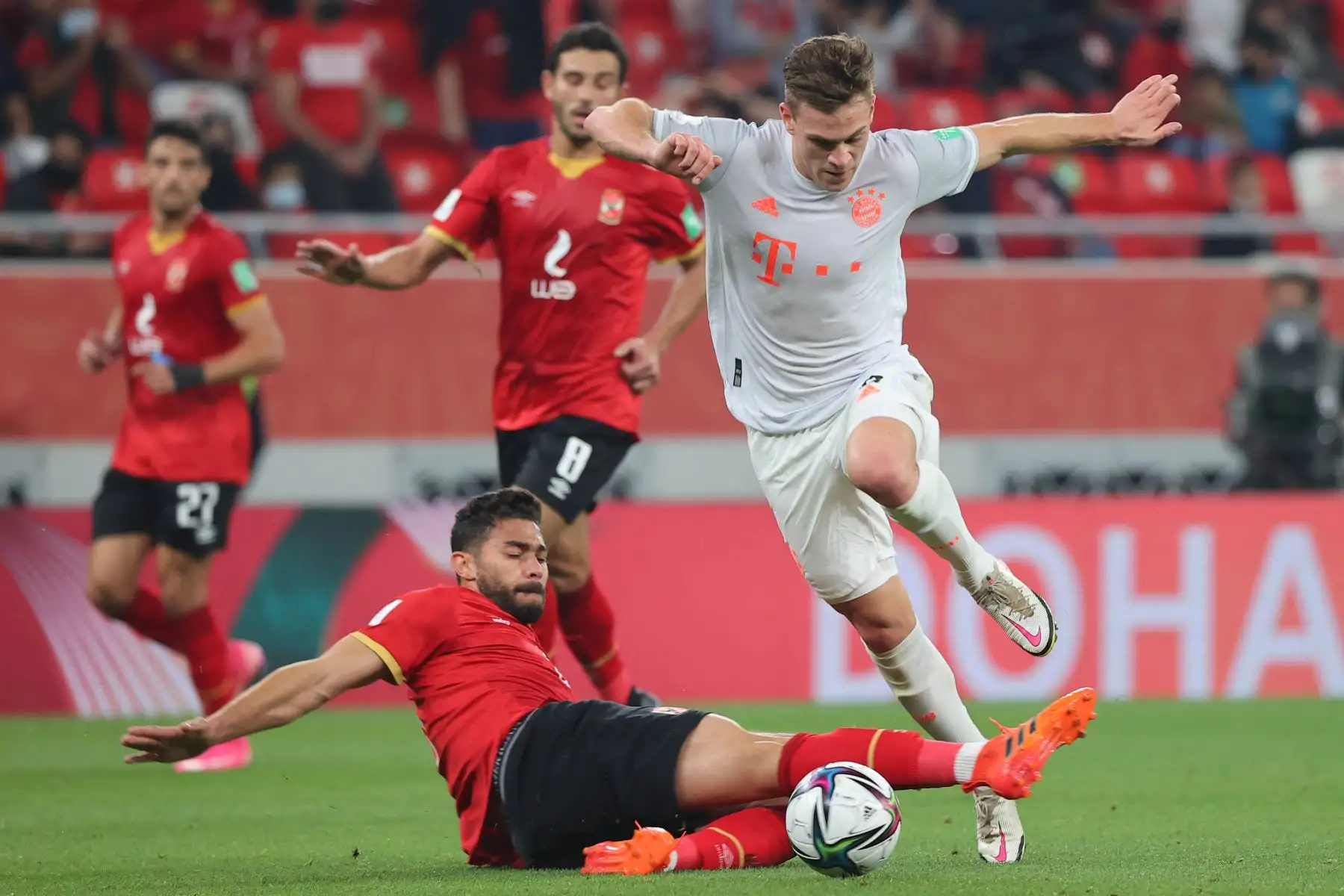 El centrocampista alemán del Bayern de Múnich Joshua Kimmich, regatea al defensor del Ahly, Yasser Ibrahim, durante la semifinal de la Copa Mundial de Clubes de la FIFA, partido de fútbol entre el Al-Ahly de Egipto y el Bayern de Múnich de Alemania.
Foto: AFP