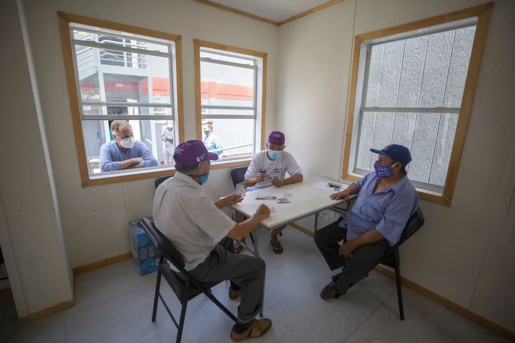 La nueva Casa de Todos cuenta con 40 habitaciones para los residentes, 5 habitaciones para el personal y oficinas; además, sala de lectura, de entretenimiento, de terapia psicológica, para talleres, un biohuerto y áreas verdes. Los albergados continuarán participando en diferentes talleres laborales y de acompañamiento médico, así como psicológicos y de nutrición; asimismo, ayudarán en el mantenimiento de espacios. Alcalde de Lima, Jorge Muñoz, visita Casa de Todos en la Urb. Palomino. Foto: ANDINA/Municipalidad de Lima