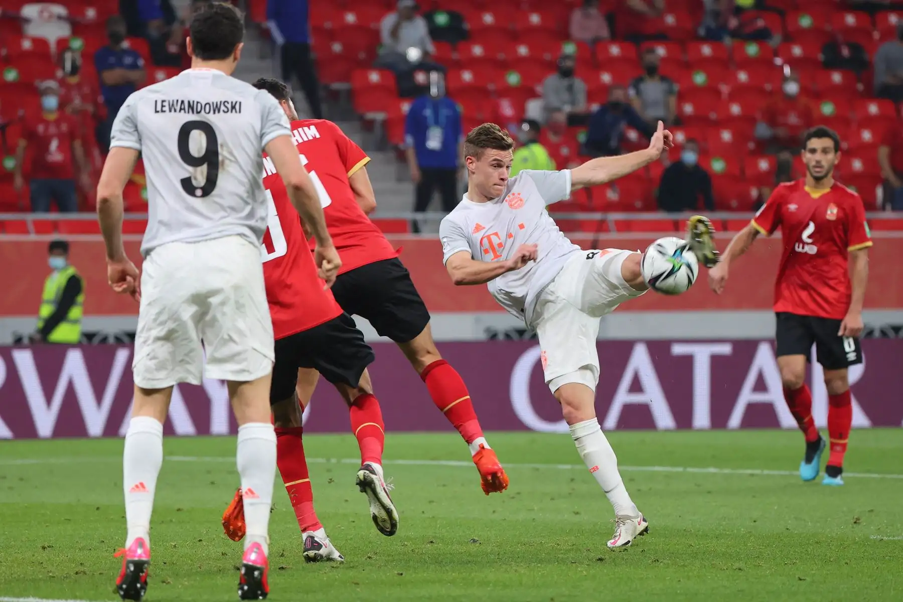 El centrocampista alemán del Bayern Múnich Joshua Kimmich, intenta una volea durante la semifinal de la Copa Mundial de Clubes de la FIFA entre el Al-Ahly de Egipto y el Bayern de Múnich de Alemania. 
Foto: AFP