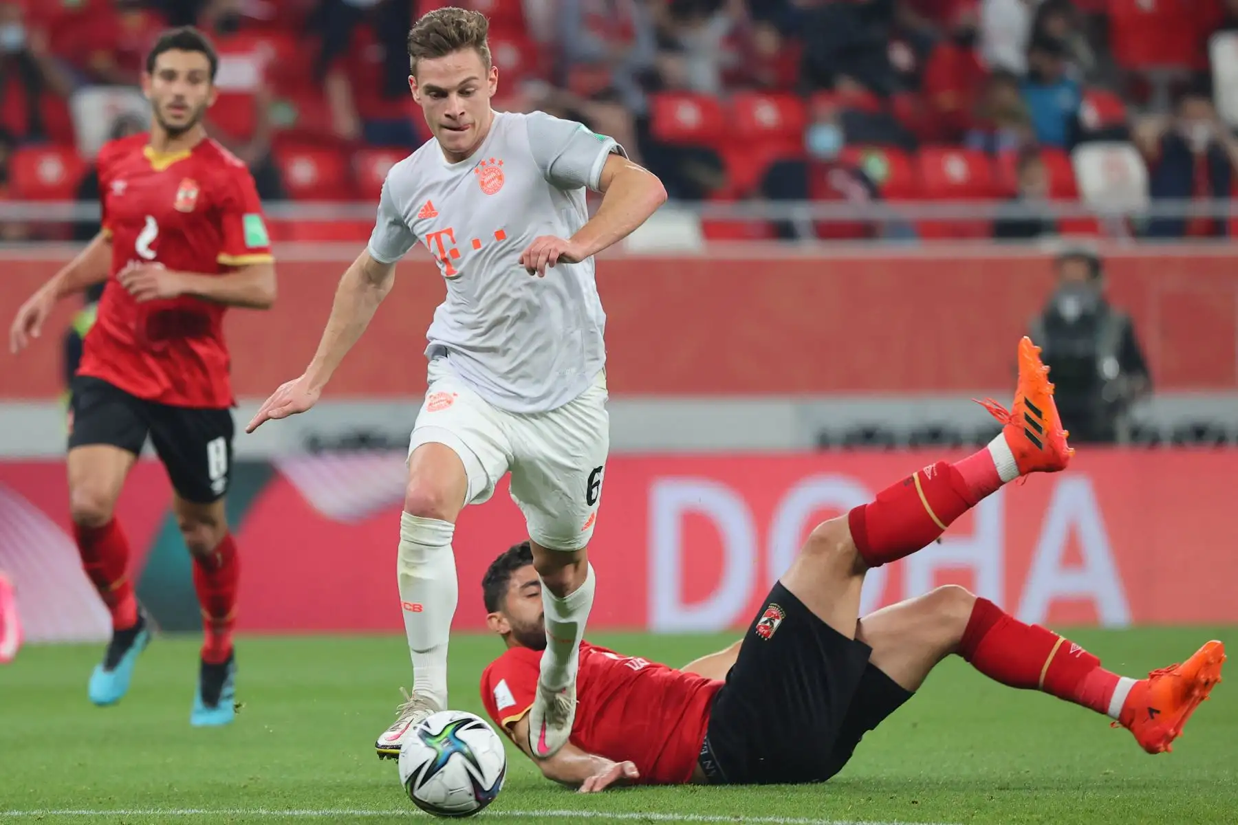 El centrocampista alemán del Bayern de Múnich Joshua Kimmich, regatea pasado el defensor del Ahly Yasser Ibrahim, durante la Copa Mundial de Clubes de la FIFA semifinal del partido de fútbol entre el Al-Ahly de Egipto y el Bayern de Múnich de Alemania.
Foto: AFP