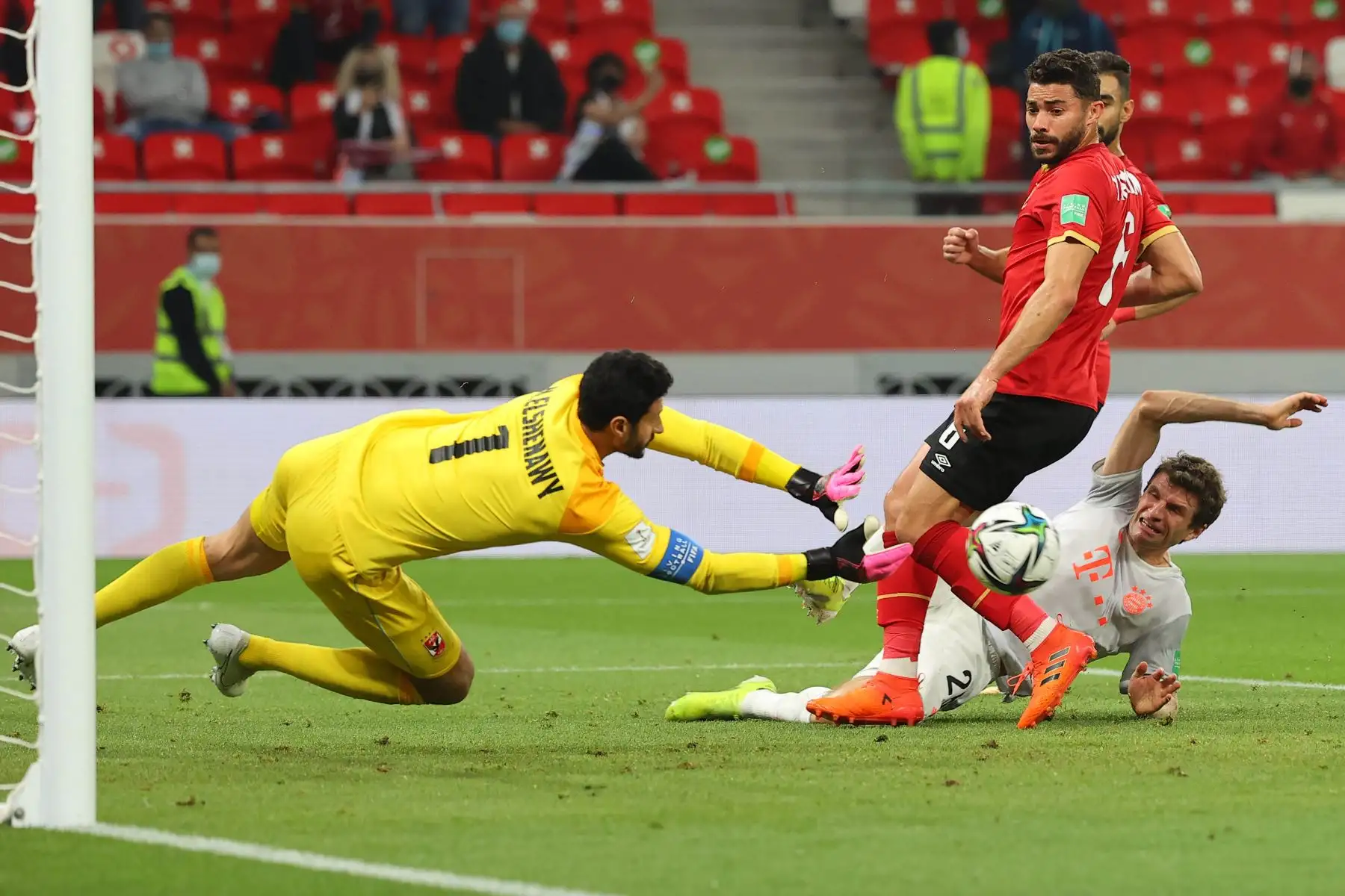 El portero del Ahly Mohamed el-Shenawy, guarda un disparo del delantero alemán del Bayern Munich Thomas Mueller, durante la Copa Mundial de Clubes de la FIFA semifinal del partido de fútbol entre el Al-Ahly de Egipto y el Bayern de Múnich de Alemania. 
Foto: AFP