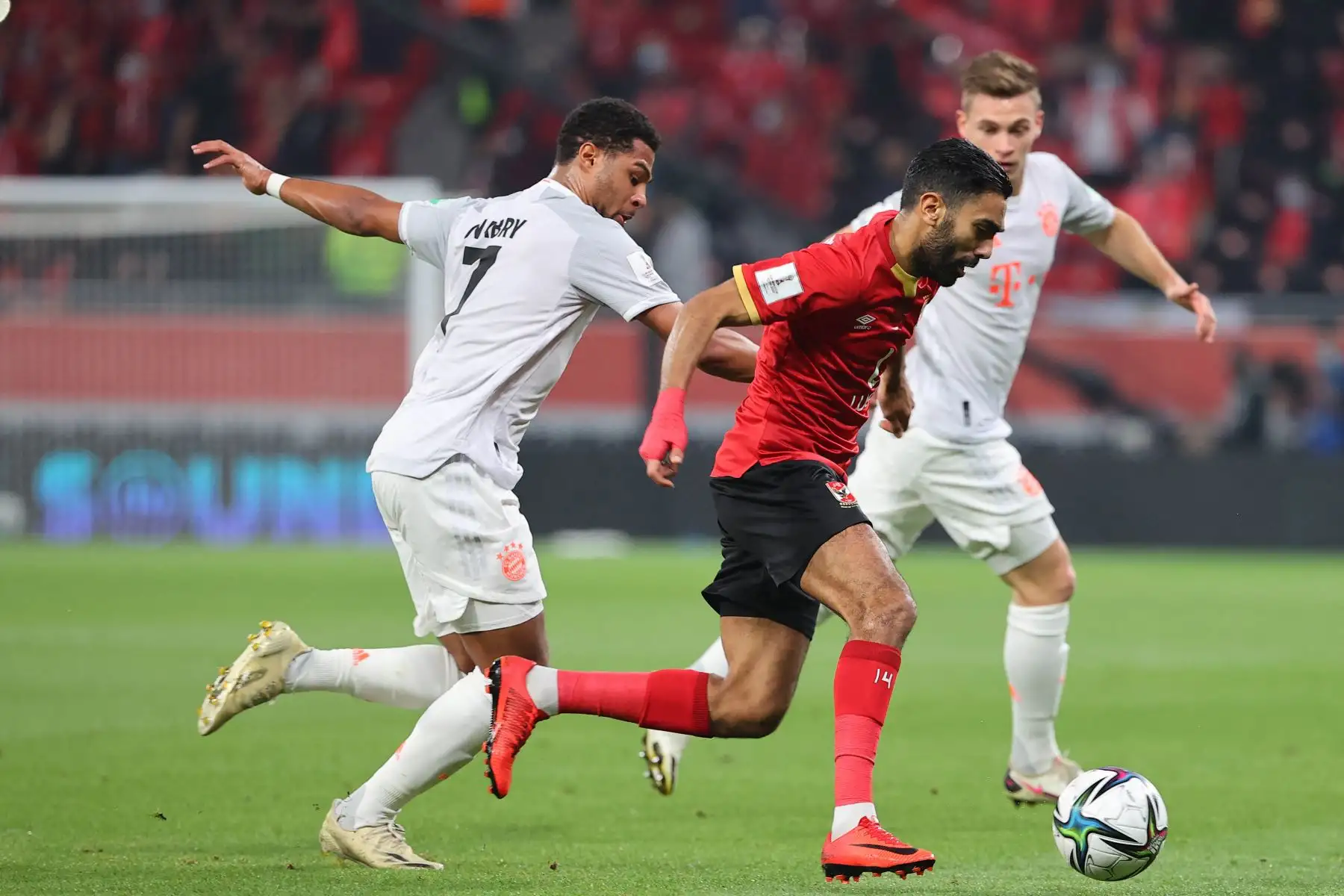 El centrocampista del Ahly Hussein el-Shahat, está marcado por el delantero alemán del Bayern de Múnich Serge Gnabry, durante la Copa Mundial de Clubes de la FIFA semifinal de fútbol entre el Al-Ahly de Egipto y el Bayern de Múnich de Alemania.
Foto: AFP