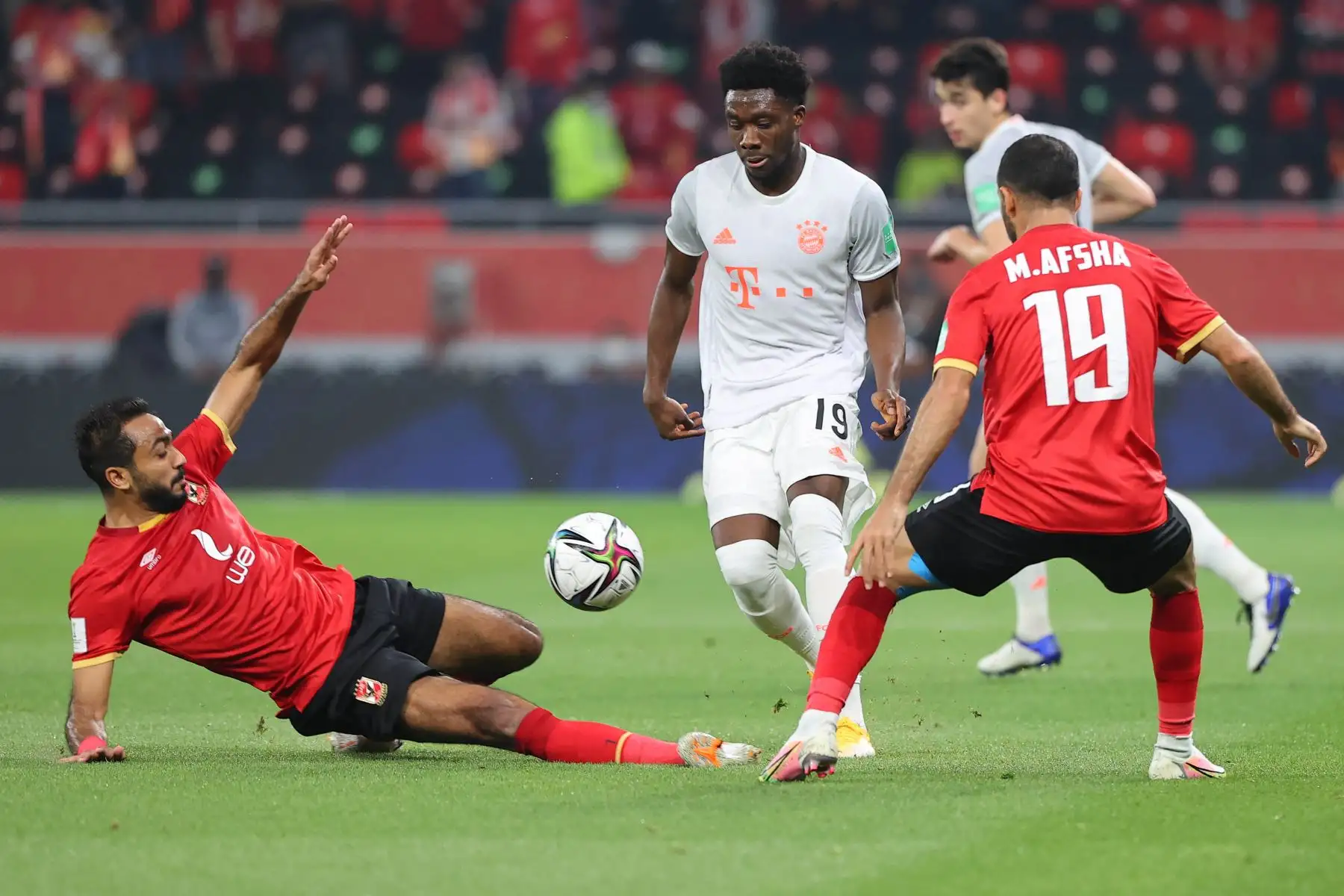 El delantero canadiense del Bayern de Múnich, Alphonso Davies, golpea el balón más allá del mediocampista del Ahly, Mohamed Magdy  y el centrocampista del Ahly, Hussein el-Shahat,durante la Copa Mundial de Clubes de la FIFA semifinal de fútbol entre el Al-Ahly de Egipto y el Bayern de Múnich de Alemania.
Foto: AFP