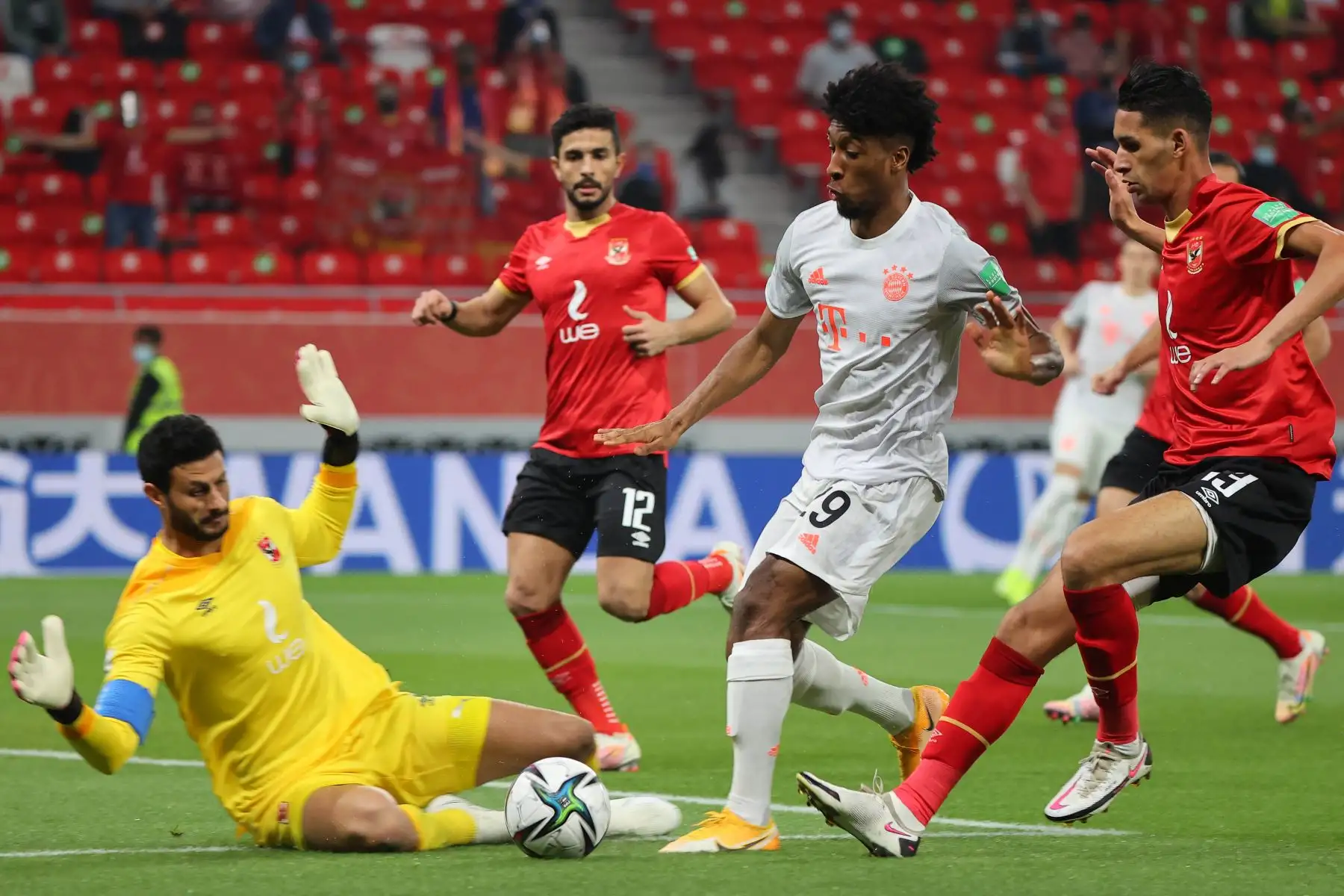 El portero del Ahly, Mohamed el-Shenawy, se zambulle para salvar al delantero francés del Bayern de Múnich Kingsley Coman, durante la semifinal de la Copa Mundial de Clubes de la FIFA entre el Al-Ahly de Egipto y el Bayern de Múnich de Alemania.
Foto: AFP