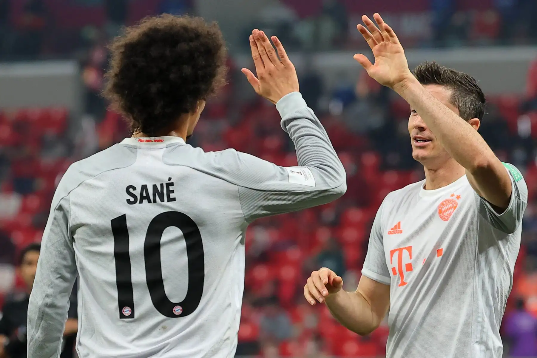 El delantero polaco del Bayern Múnich Robert Lewandowski, agradece a su compañero de equipo, el centrocampista alemán del Bayern Múnich Leroy Sane, por la asistencia durante la semifinal de la Copa Mundial de Clubes de la FIFA entre el Al-Ahly de Egipto y el Bayern de Múnich de Alemania.
Foto: AFP