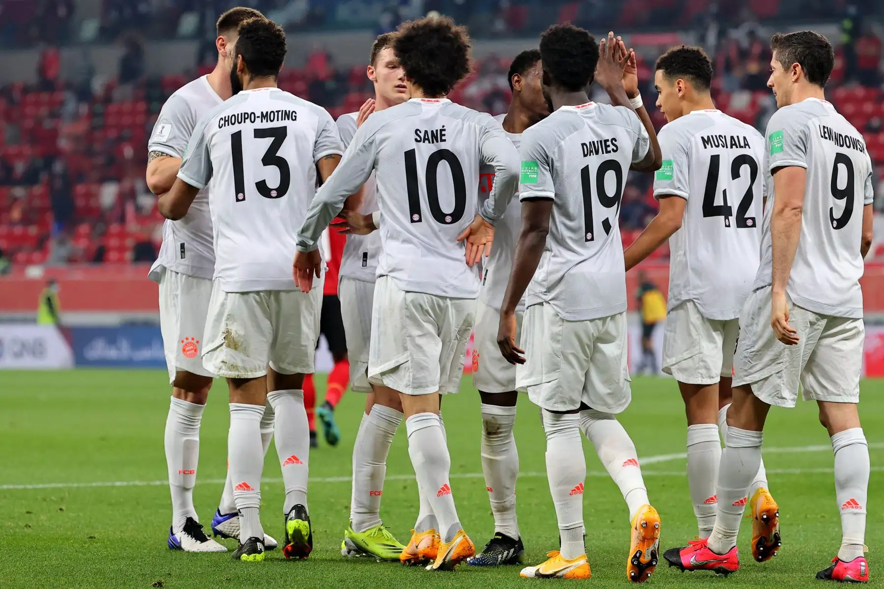 El delantero polaco del Bayern de Múnich, Robert Lewandowski, Celebra su gol con sus compañeros de equipo durante la semifinal de la Copa Mundial de Clubes de la FIFA entre el Al-Ahly de Egipto y el Bayern de Múnich de Alemania.
Foto: AFP