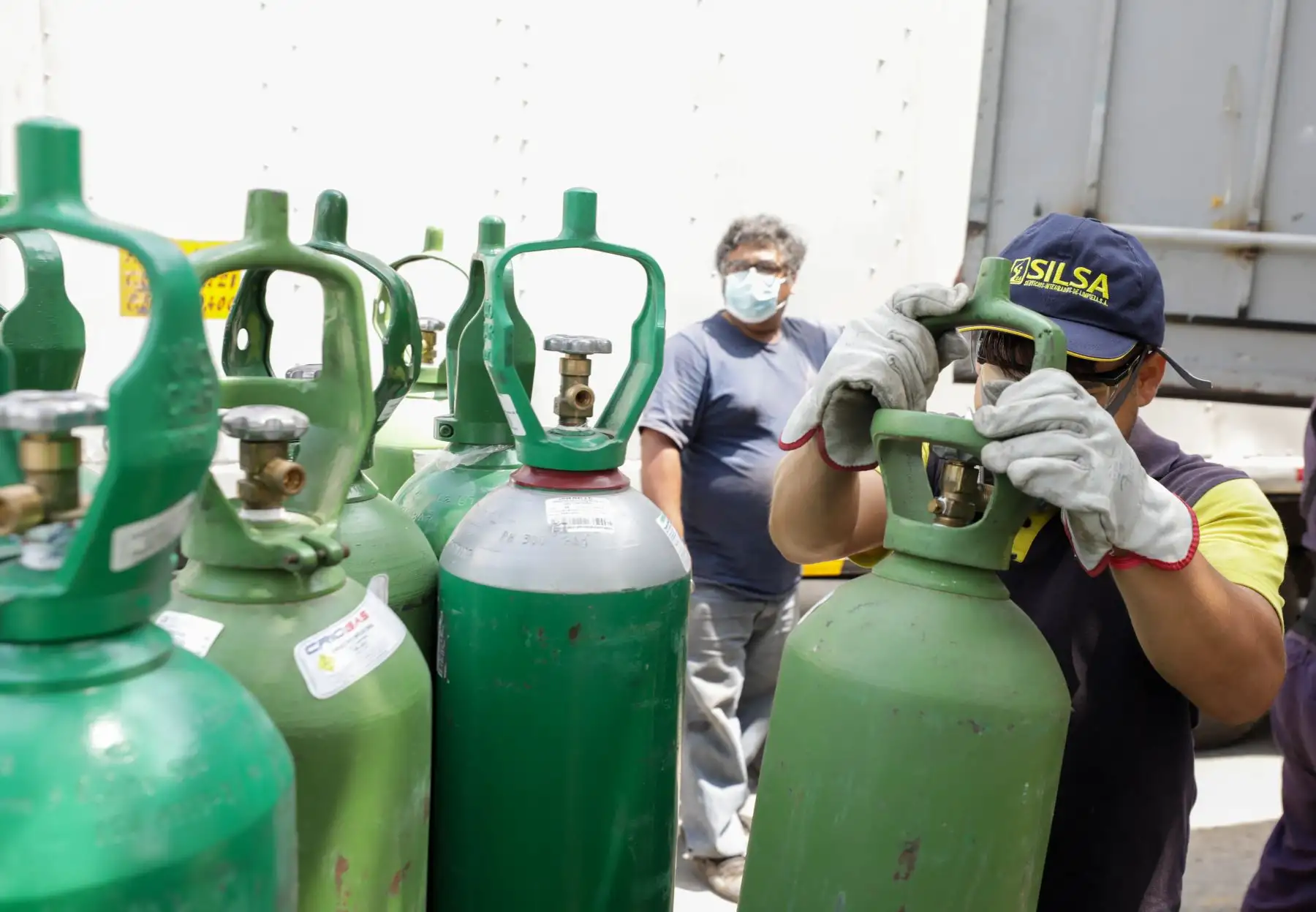 22 profesionales, entre médicos, enfermeras y tecnólogos médicos arribaron a la región para fortalecer atención de pacientes en hospital II Huánuco y Villa EsSalud Huánuco. Asimismo, se envió 48 balones de oxígeno medicinal para reforzar capacidad de abastecimiento de este elemento vital. Foto: EsSalud