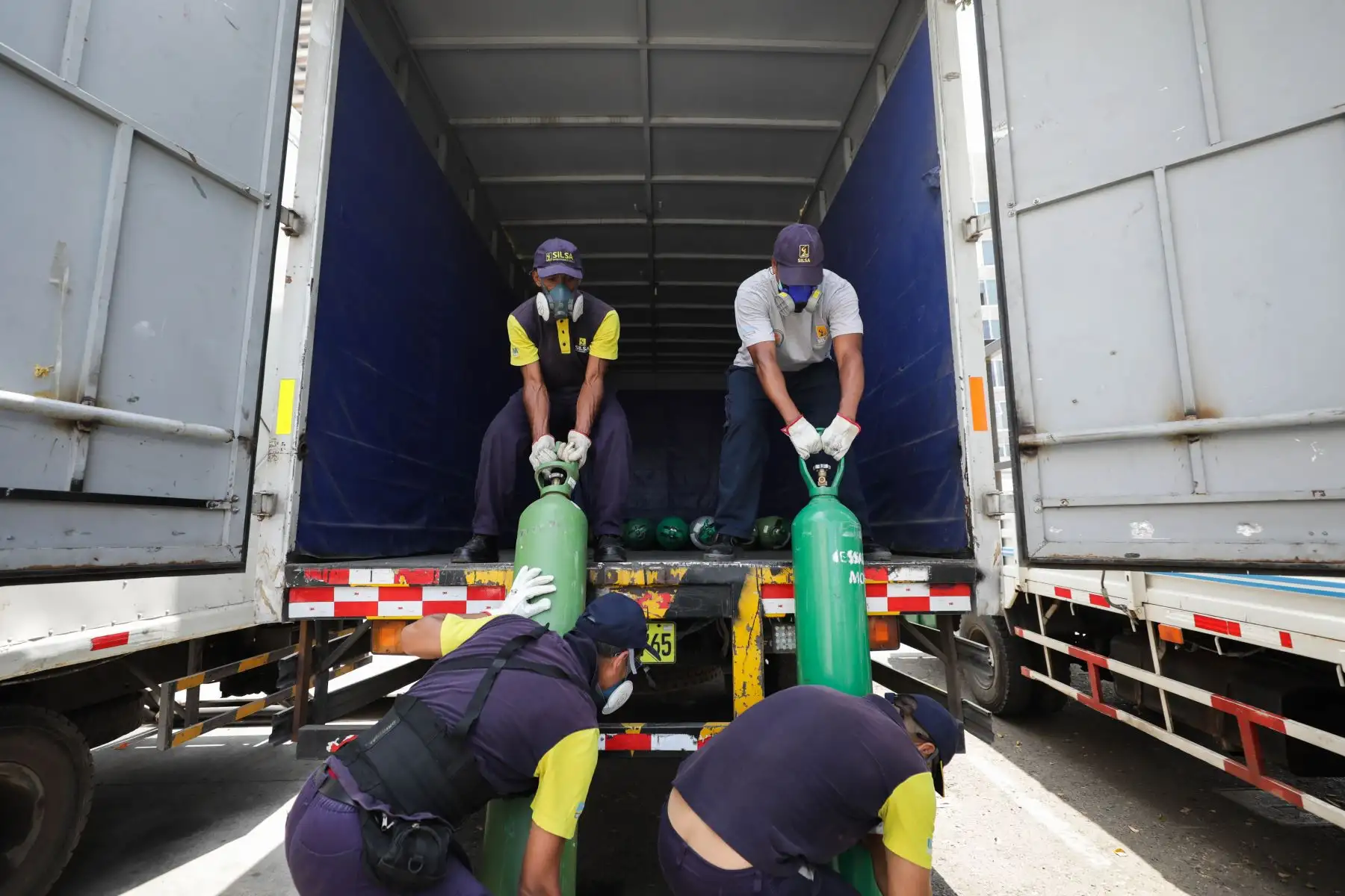 22 profesionales, entre médicos, enfermeras y tecnólogos médicos arribaron a la región para fortalecer atención de pacientes en hospital II Huánuco y Villa EsSalud Huánuco. Asimismo, se envió 48 balones de oxígeno medicinal para reforzar capacidad de abastecimiento de este elemento vital. Foto: EsSalud
