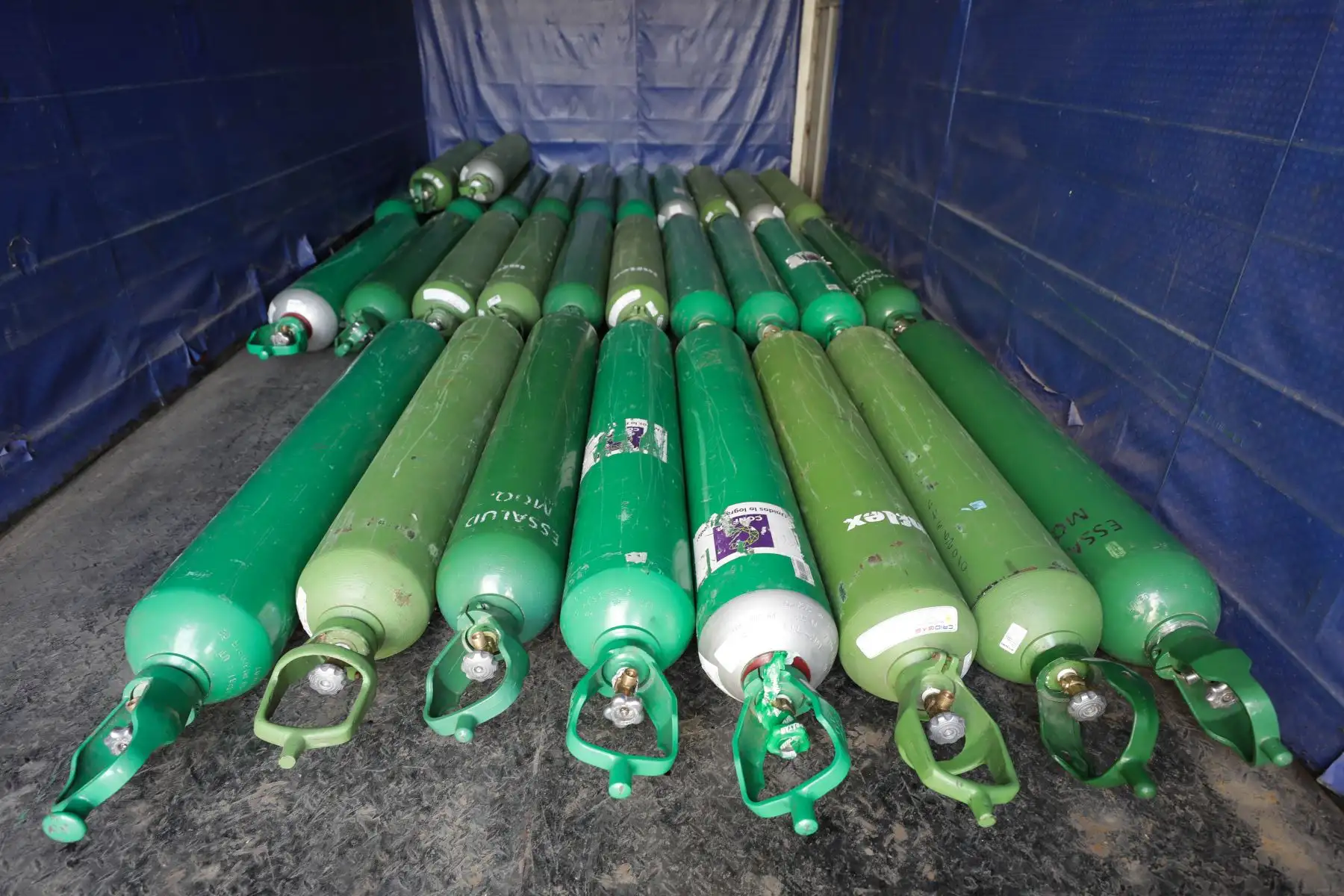 22 profesionales, entre médicos, enfermeras y tecnólogos médicos arribaron a la región para fortalecer atención de pacientes en hospital II Huánuco y Villa EsSalud Huánuco. Asimismo, se envió 48 balones de oxígeno medicinal para reforzar capacidad de abastecimiento de este elemento vital. Foto: EsSalud
