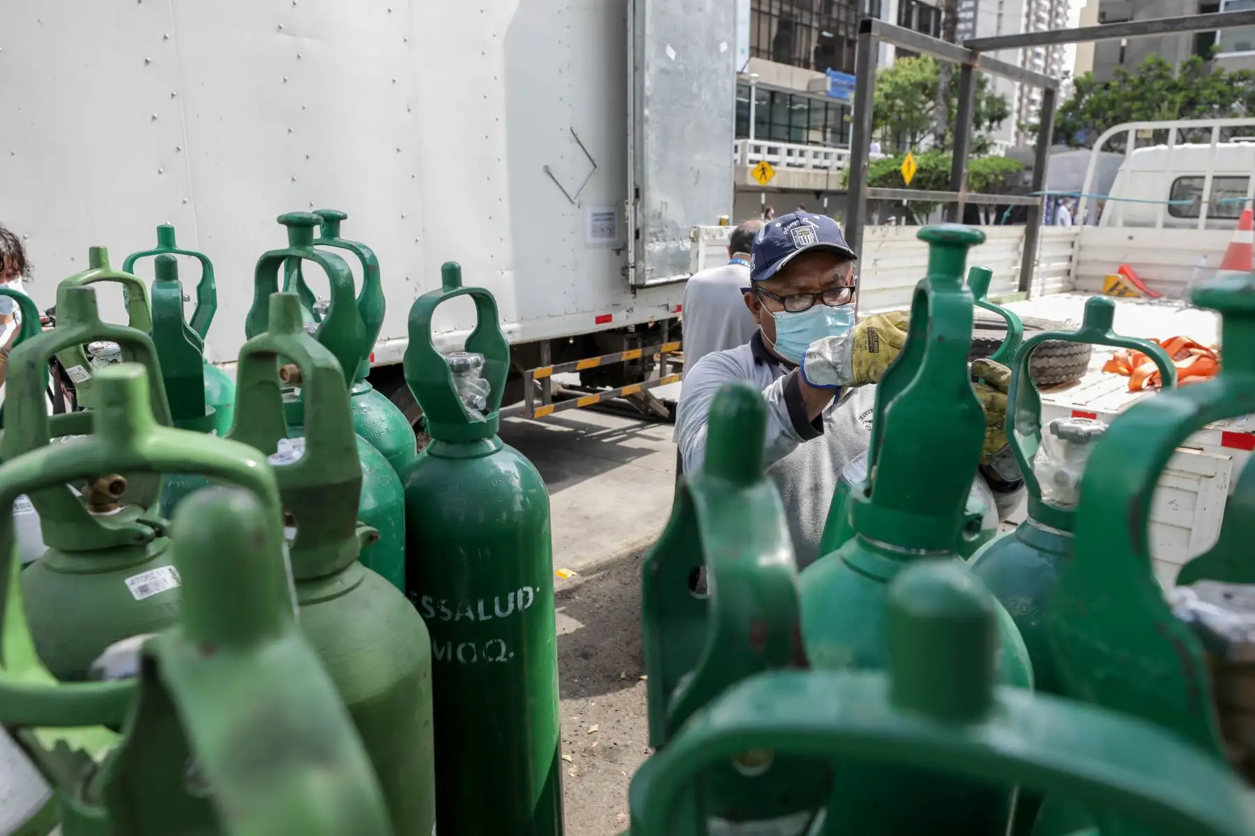 22 profesionales, entre médicos, enfermeras y tecnólogos médicos arribaron a la región para fortalecer atención de pacientes en hospital II Huánuco y Villa EsSalud Huánuco. Asimismo, se envió 48 balones de oxígeno medicinal para reforzar capacidad de abastecimiento de este elemento vital. Foto: EsSalud