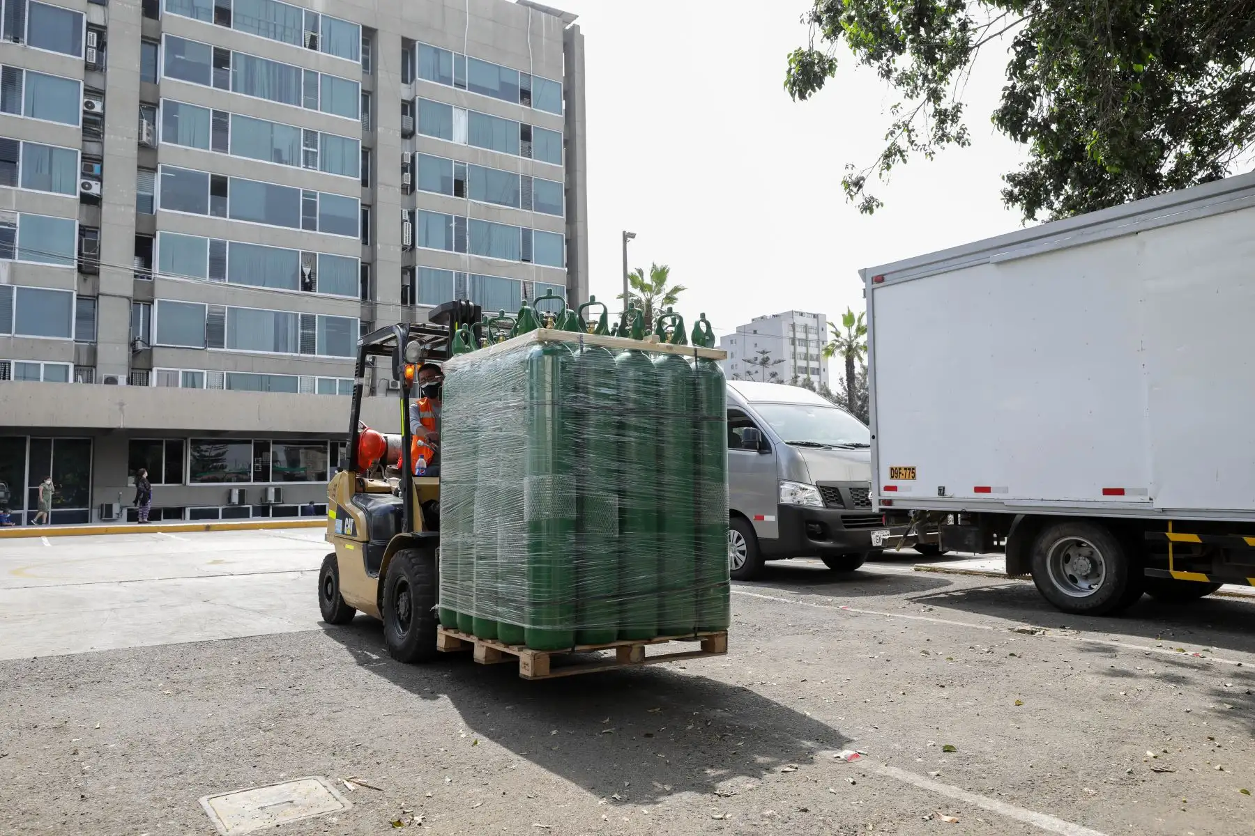 22 profesionales, entre médicos, enfermeras y tecnólogos médicos arribaron a la región para fortalecer atención de pacientes en hospital II Huánuco y Villa EsSalud Huánuco. Asimismo, se envió 48 balones de oxígeno medicinal para reforzar capacidad de abastecimiento de este elemento vital. Foto: EsSalud
