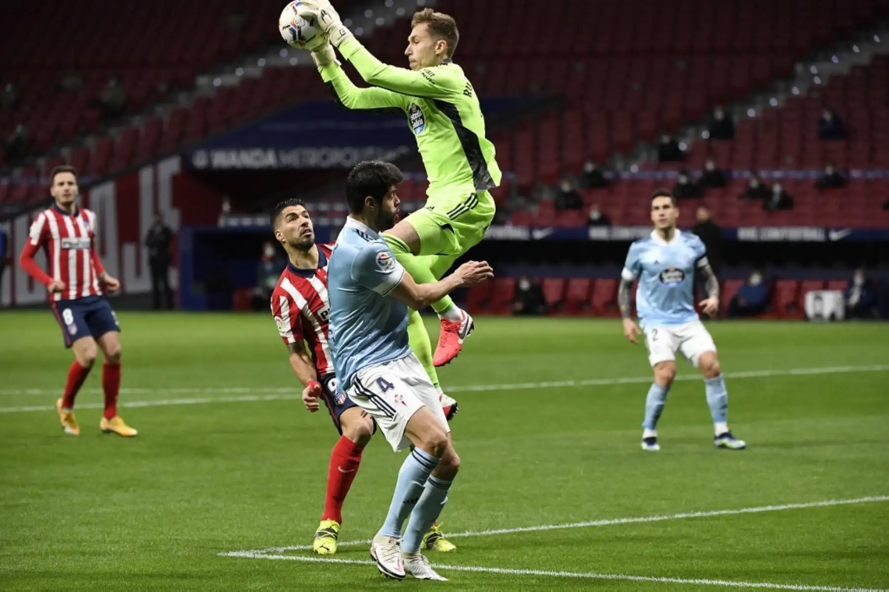 El portero español del Celta Vigo Rubén Blanco Veiga detiene un disparo a portería del delantero uruguayo del Atlético de Madrid Luis Suárez durante el partido de fútbol de la liga española entre el Club Atlético de Madrid y el RC Celta de Vigo en el estadio Metropolitano de Wanda en Madrid el 8 de febrero de 2021. Foto: AFP