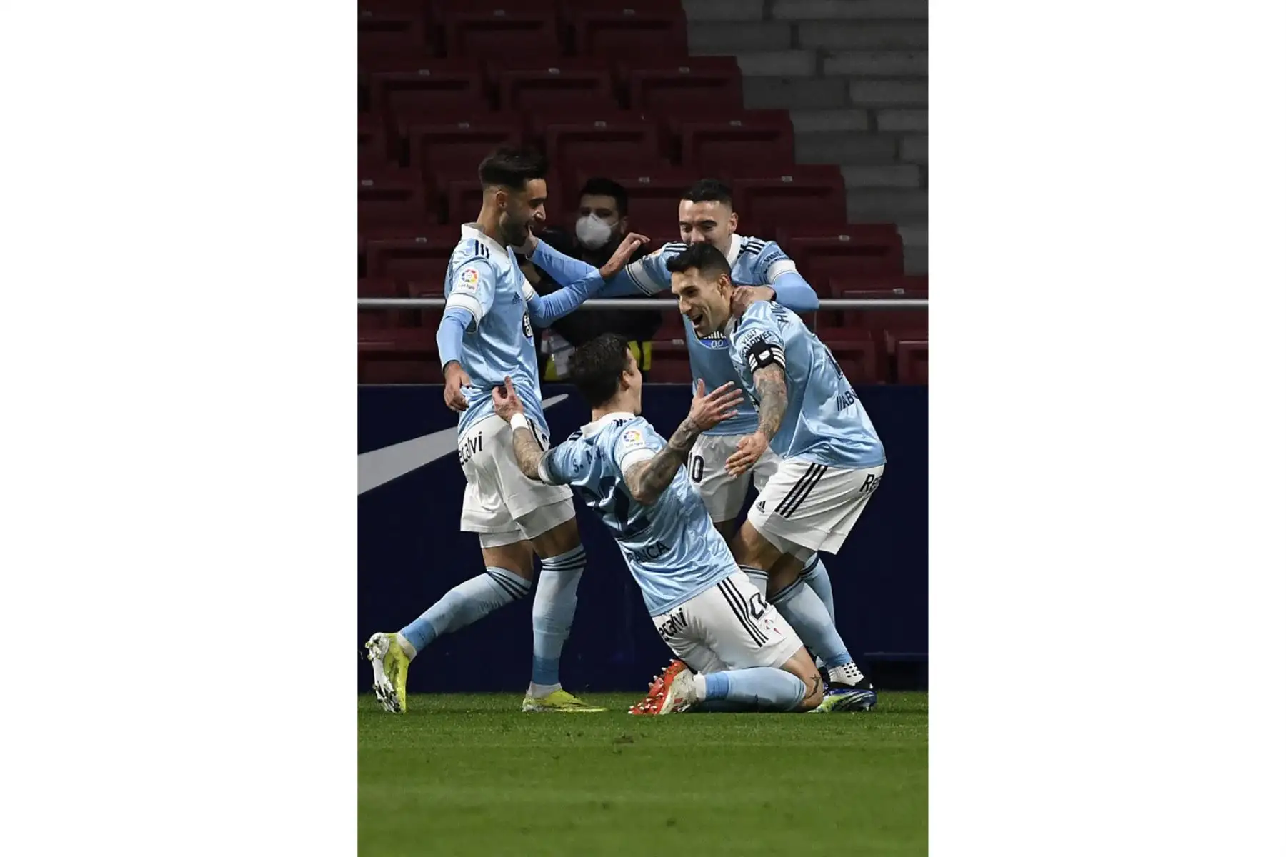 El delantero español del Celta Vigo Santi Mina celebra con sus compañeros de equipo tras marcar un gol durante el partido de fútbol de la liga española entre el Club Atlético de Madrid y el RC Celta de Vigo en el estadio Wanda Metropolitano de Madrid el 8 de febrero de 2021. Foto: AFP