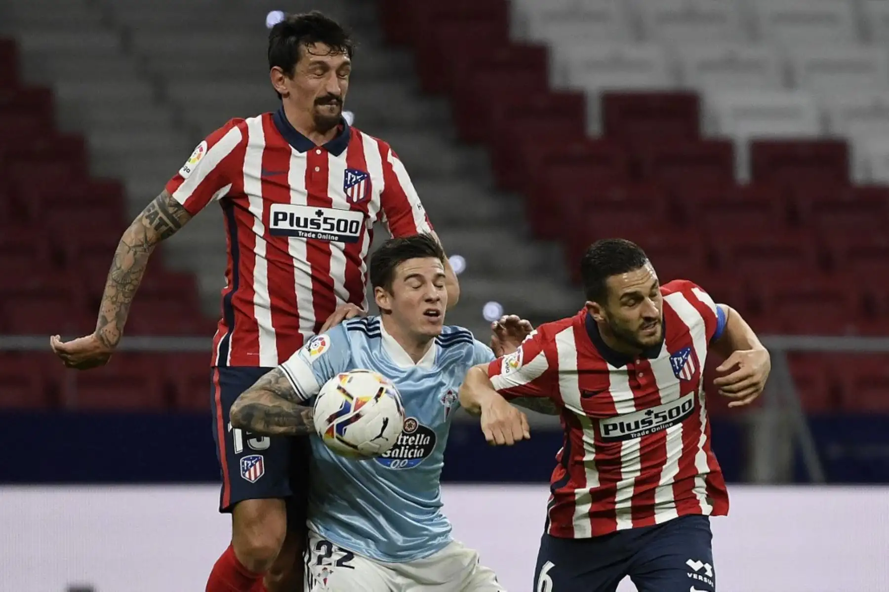 El defensa montenegrino del Atlético de Madrid Stefan Savic y el centrocampista español del Atlético de Madrid Koke desafían al delantero español del Celta de Vigo Santi Mina durante el partido de fútbol de la liga española entre el Club Atlético de Madrid y el RC Celta de Vigo en el estadio Wanda Metropolitano de Madrid. Foto: AFP