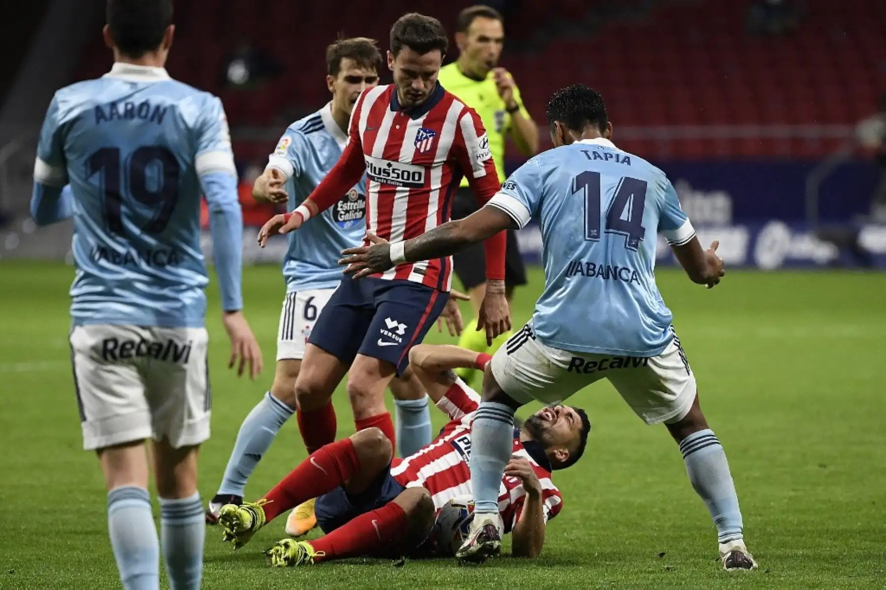 El delantero uruguayo del Atlético de Madrid Luis Suárez reacciona después de caer durante el partido de fútbol de la liga española entre el Club Atlético de Madrid y el RC Celta de Vigo en el estadio Wanda Metropolitano de Madrid el 8 de febrero de 2021. Foto: AFP